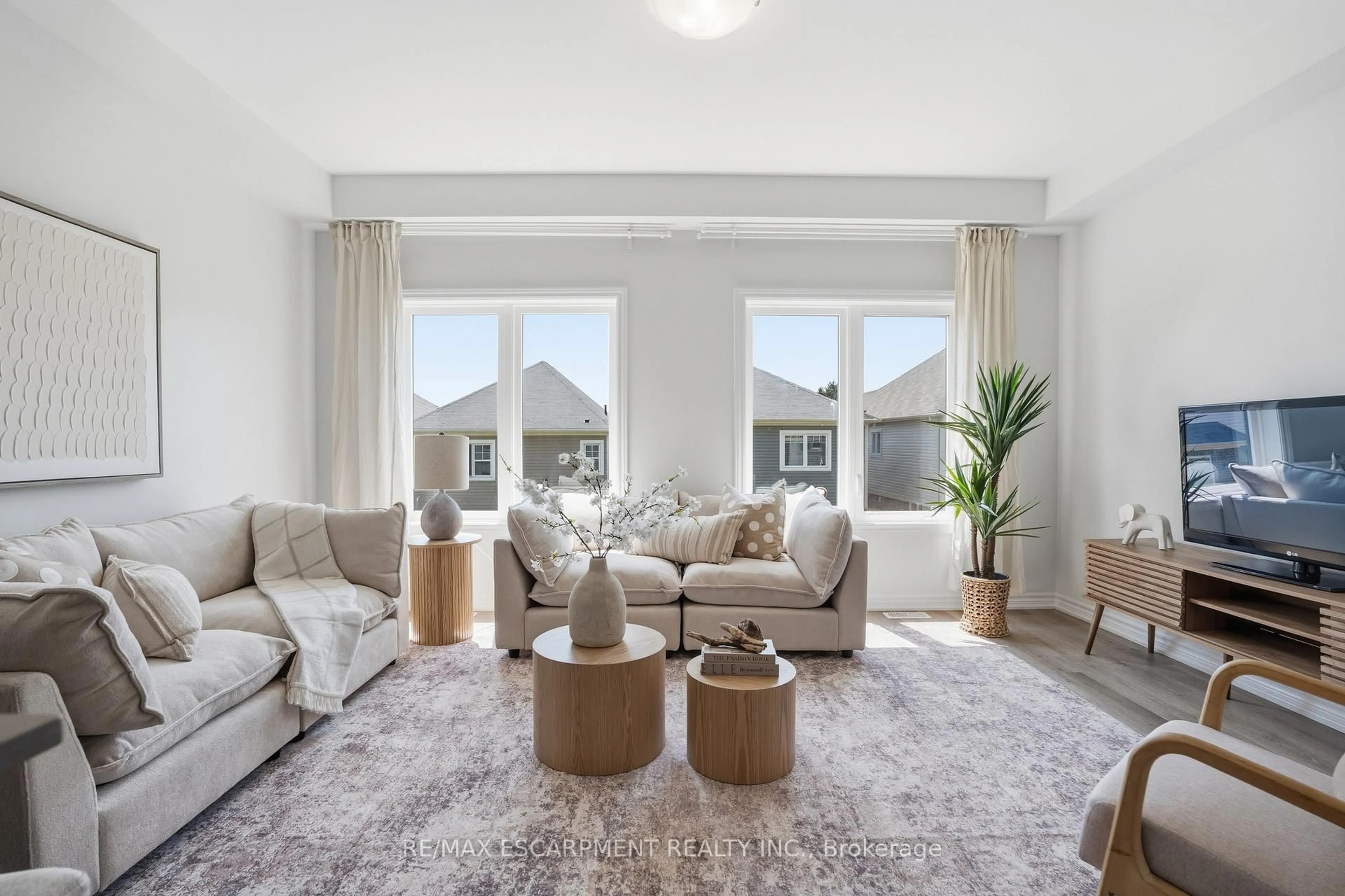Living room with furniture, unknown for 124 Compass Tr #Unit 5, Cambridge Ontario N3E 0E3