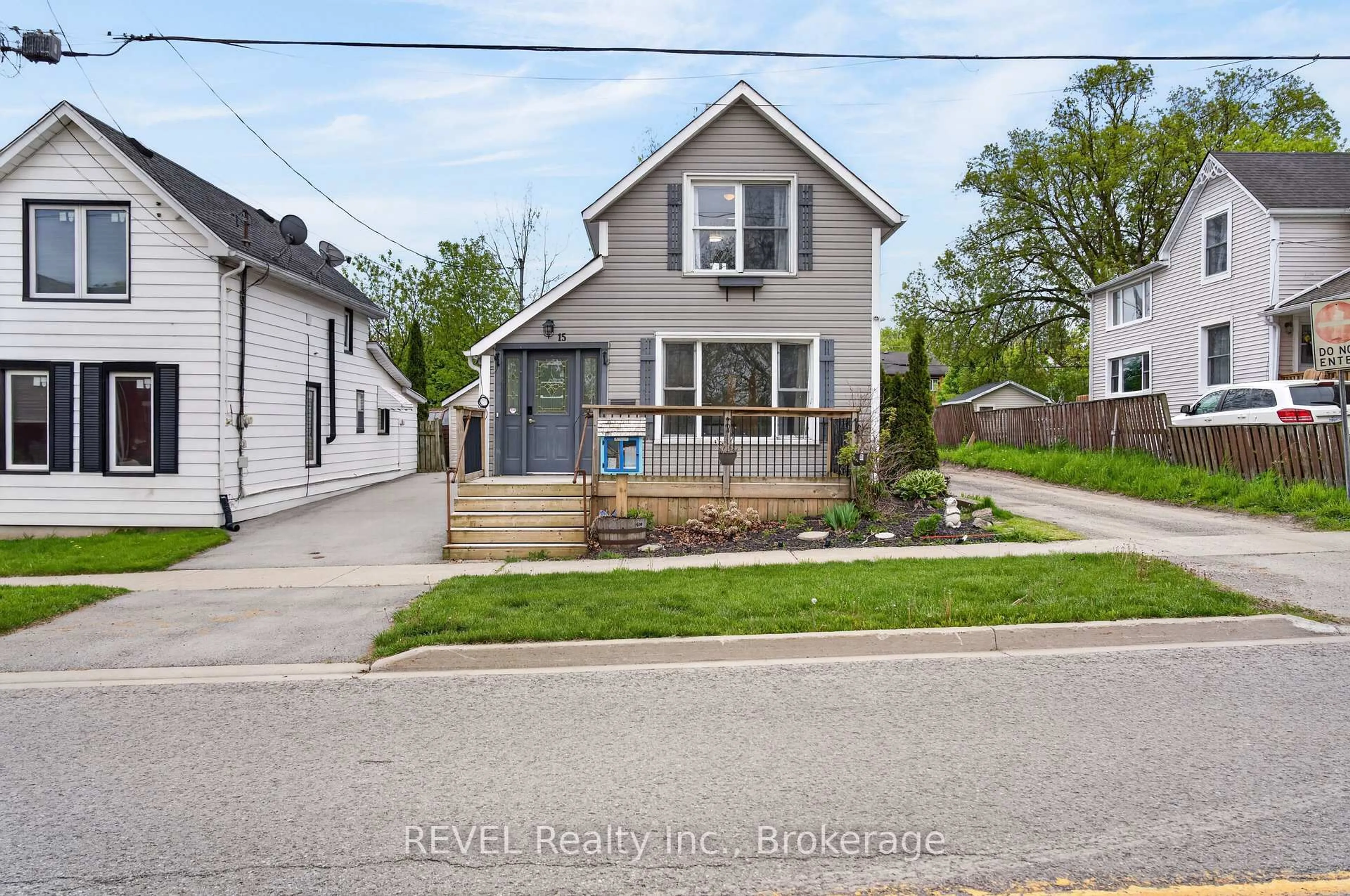 A pic from outside/outdoor area/front of a property/back of a property/a pic from drone, street for 15 Phipps St, Fort Erie Ontario L2A 2V1
