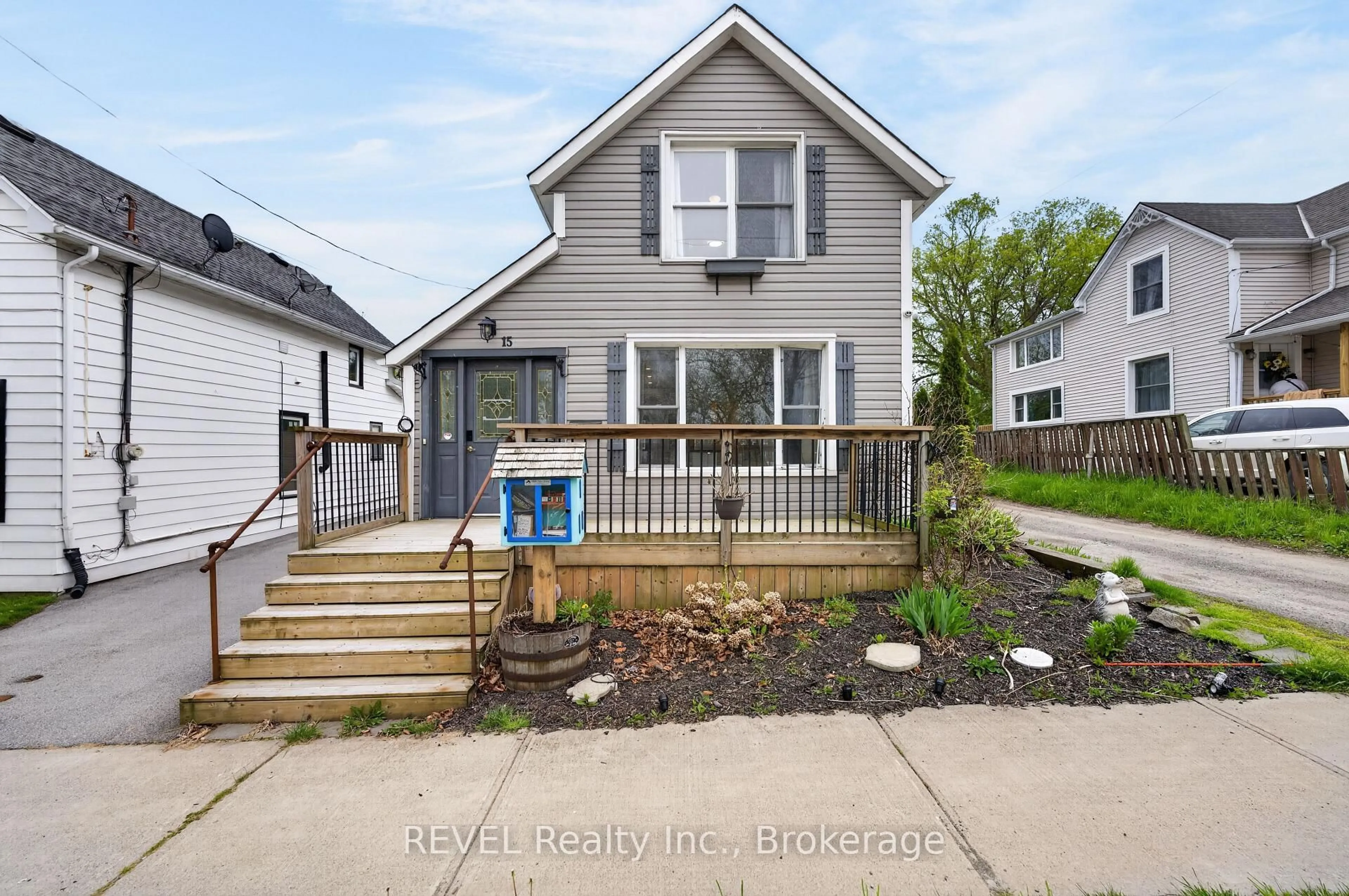 Home with vinyl exterior material, street for 15 Phipps St, Fort Erie Ontario L2A 2V1