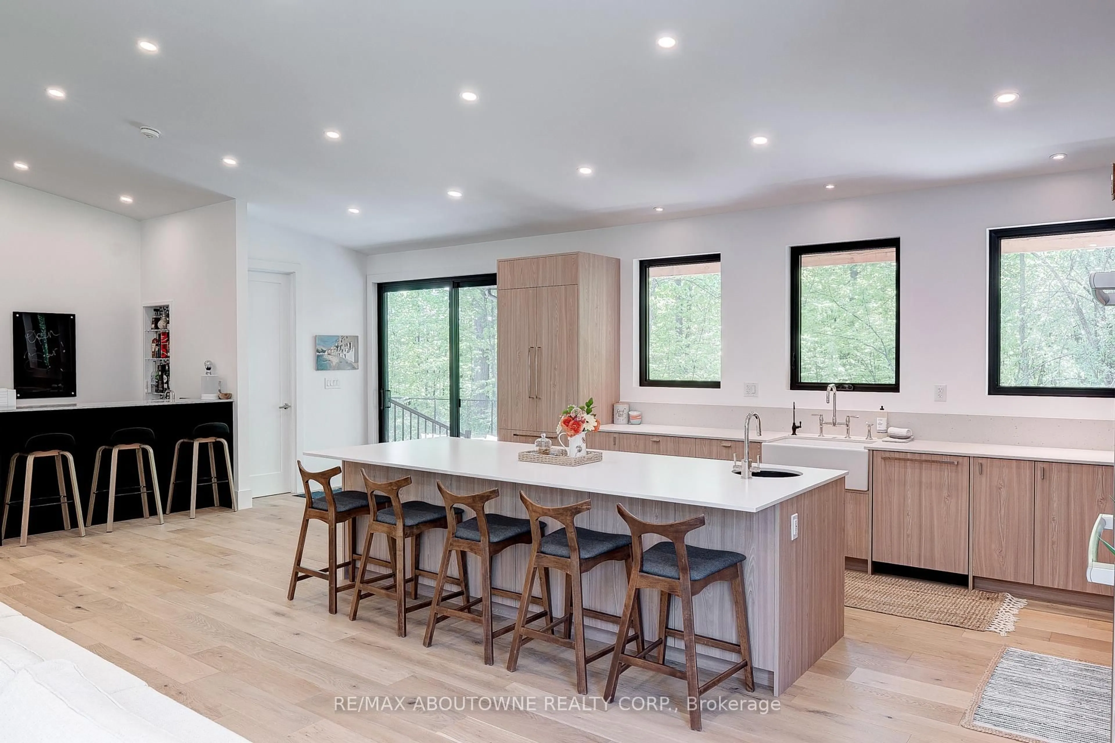 Contemporary kitchen, unknown for 295 Allen Rd, Grimsby Ontario L3M 4E7