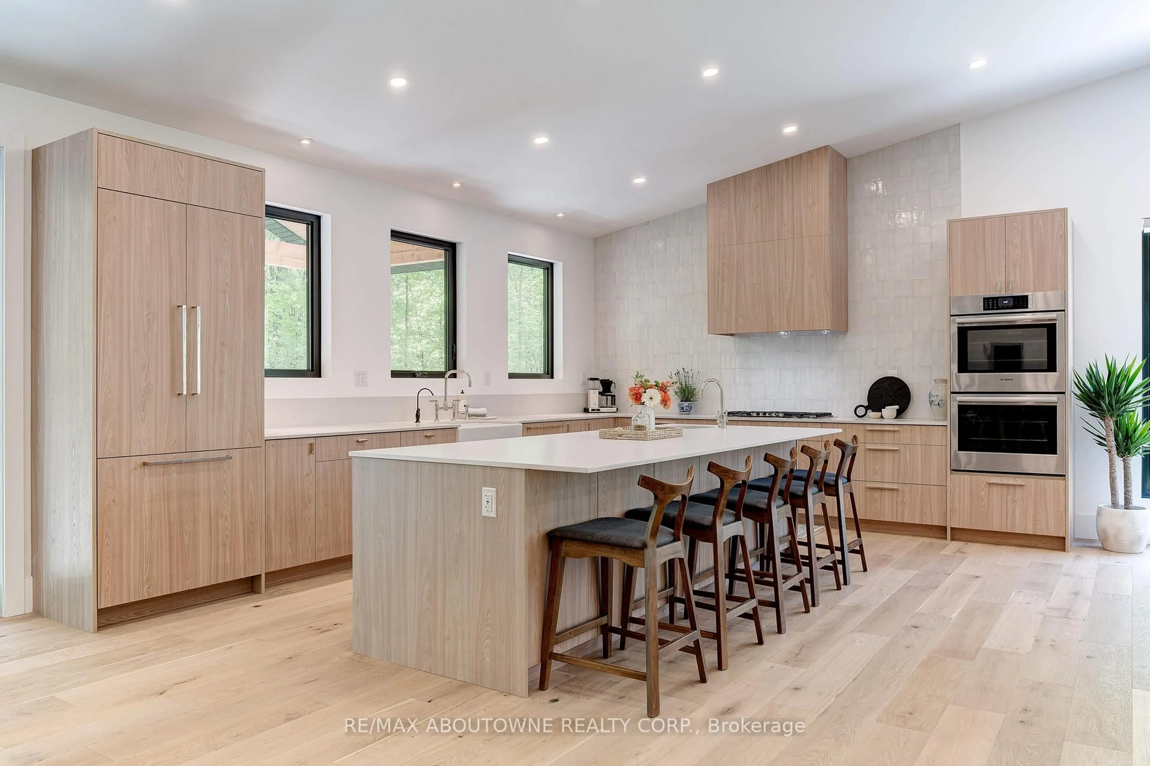 Contemporary kitchen, wood/laminate floor for 295 Allen Rd, Grimsby Ontario L3M 4E7