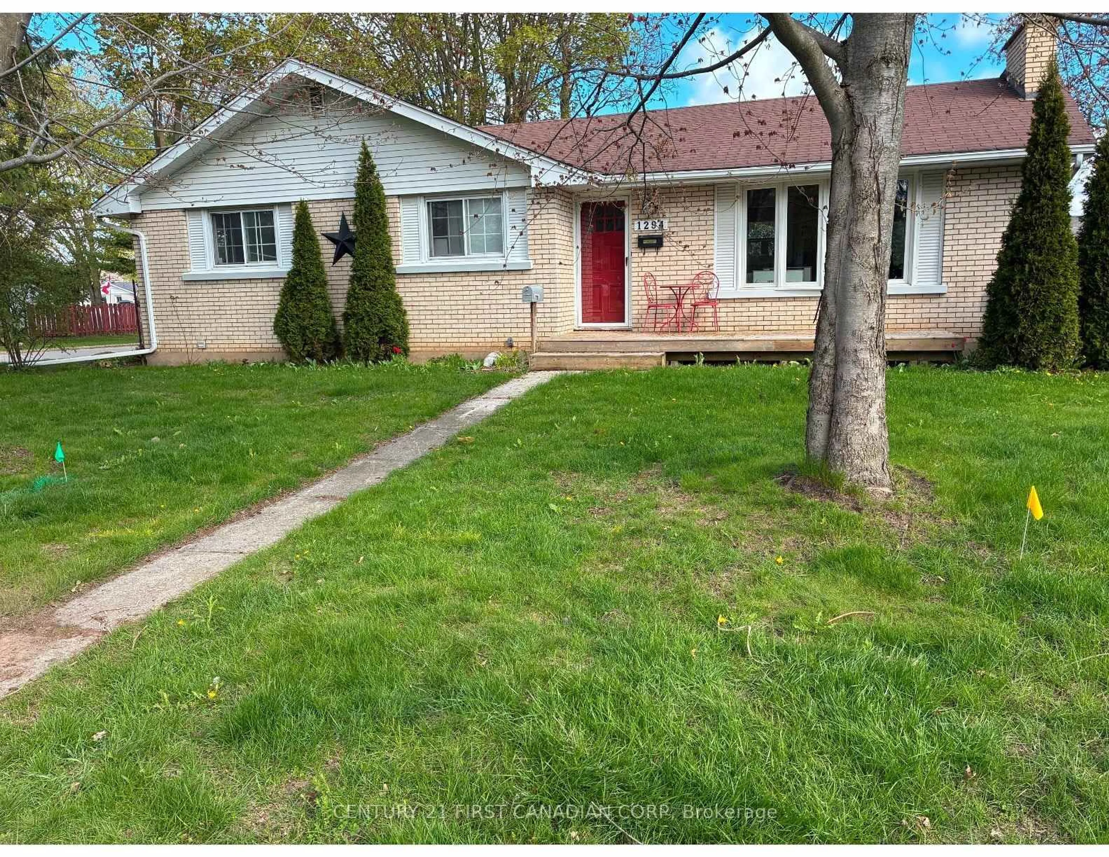 A pic from outside/outdoor area/front of a property/back of a property/a pic from drone, street for 1294 Hillcrest Ave, London East Ontario N5Y 4N5