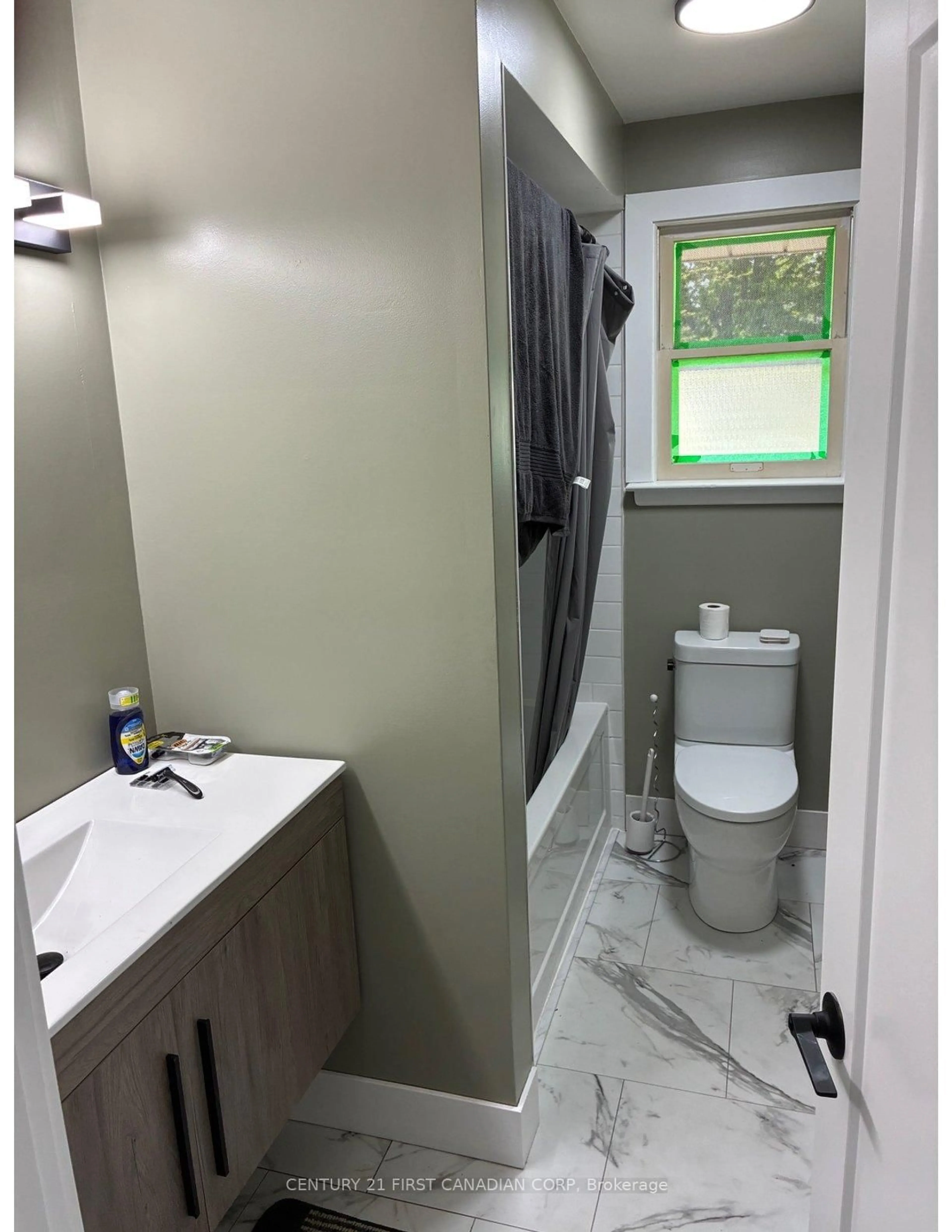 Standard bathroom, ceramic/tile floor for 1294 Hillcrest Ave, London East Ontario N5Y 4N5