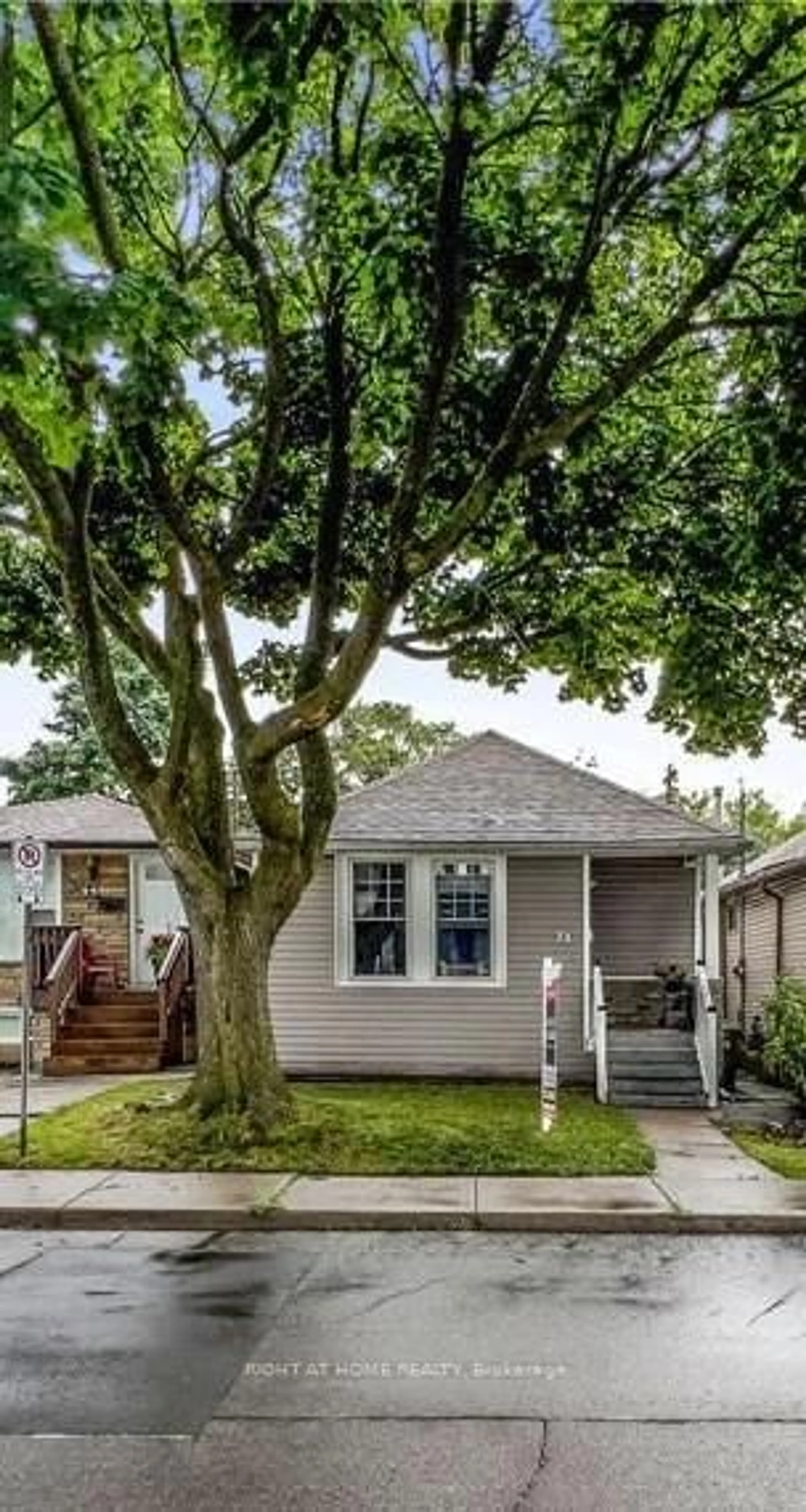 Home with vinyl exterior material, street for 74 Province St, Hamilton Ontario L8H 4H6