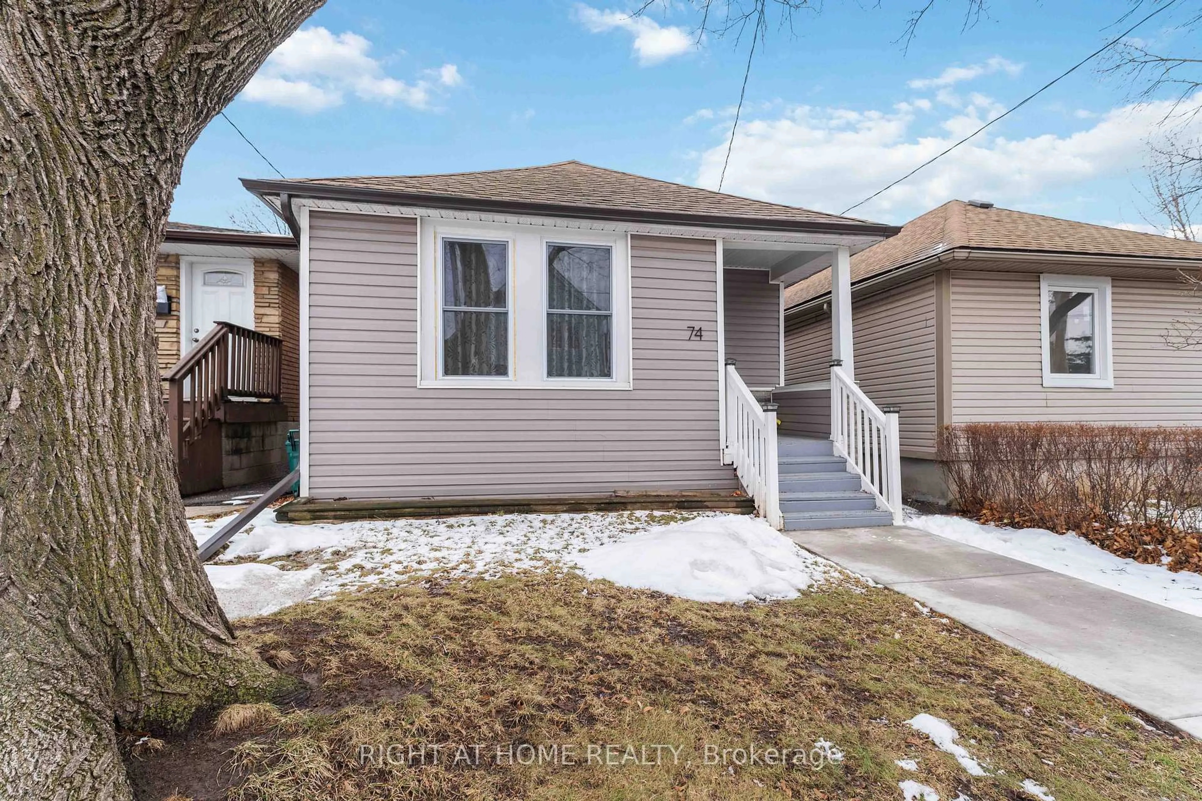Home with vinyl exterior material, street for 74 Province St, Hamilton Ontario L8H 4H6