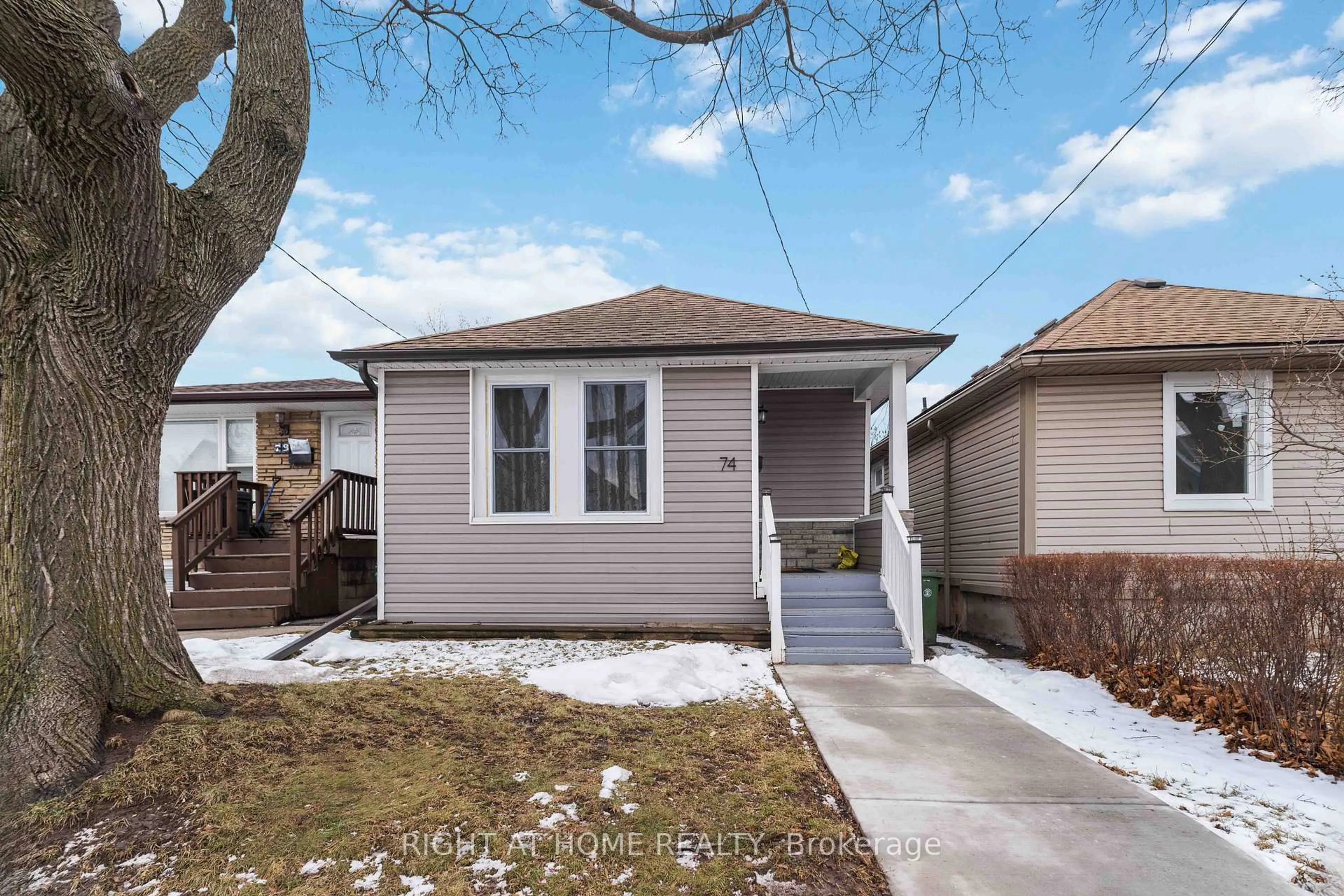 Home with vinyl exterior material, street for 74 Province St, Hamilton Ontario L8H 4H6