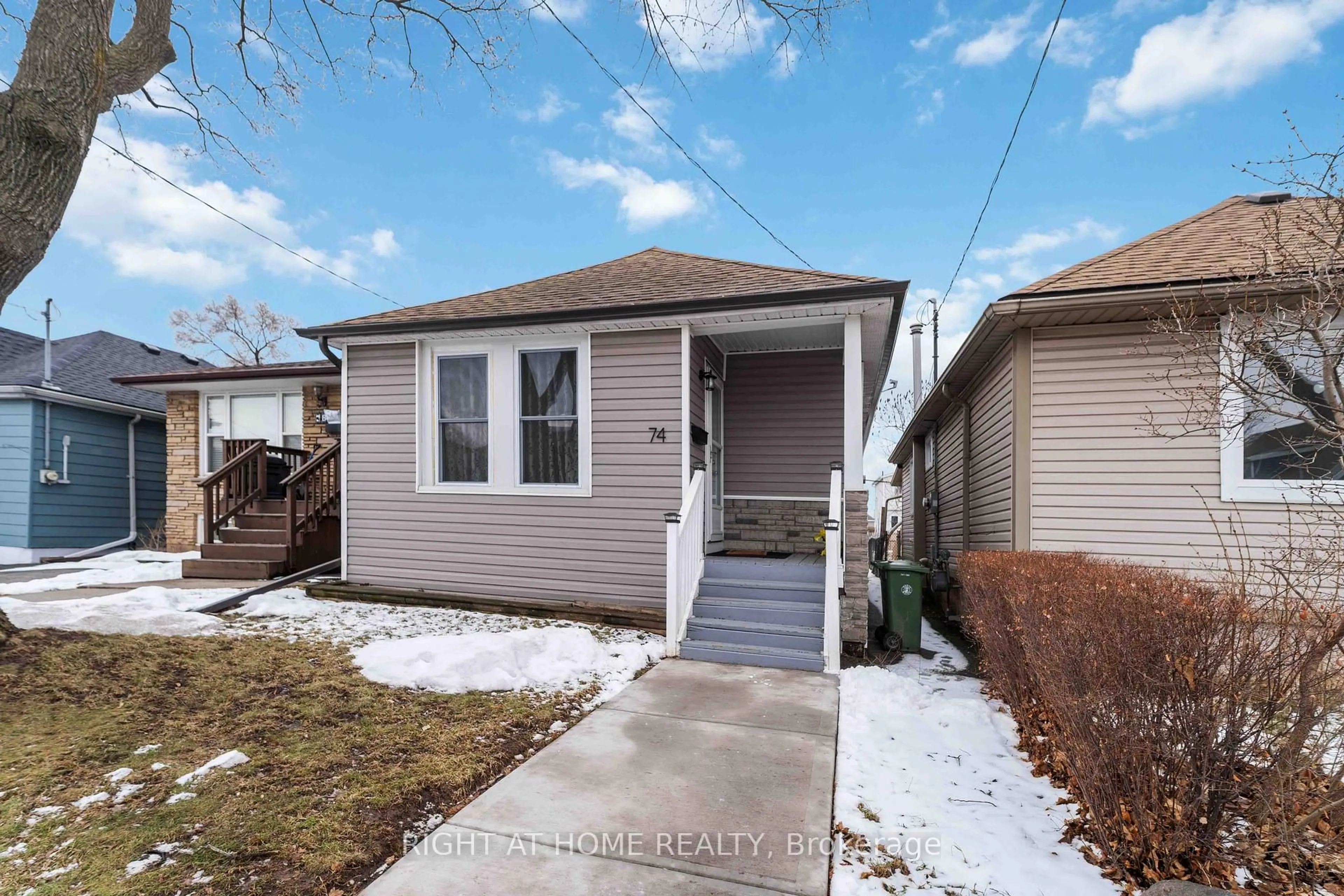 Home with vinyl exterior material, street for 74 Province St, Hamilton Ontario L8H 4H6