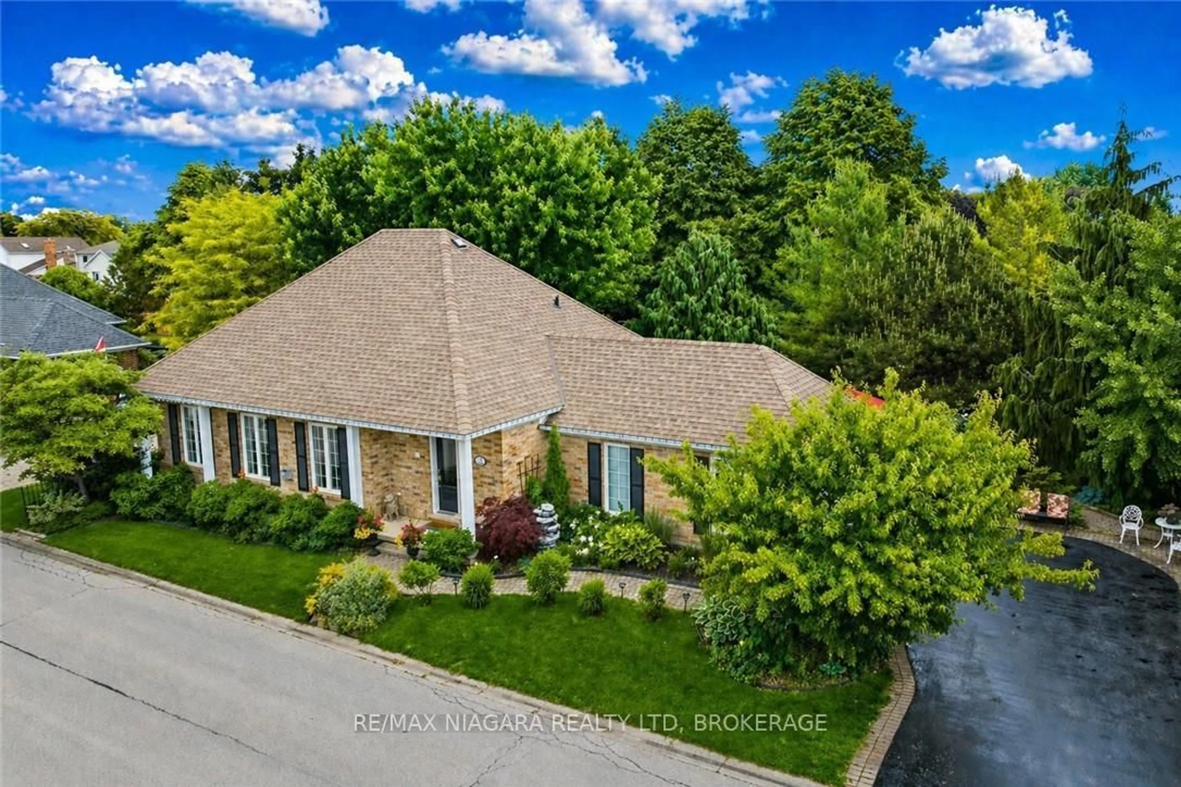A pic from outside/outdoor area/front of a property/back of a property/a pic from drone, street for 12 Pinot Tr, Niagara-on-the-Lake Ontario L0S 1J0