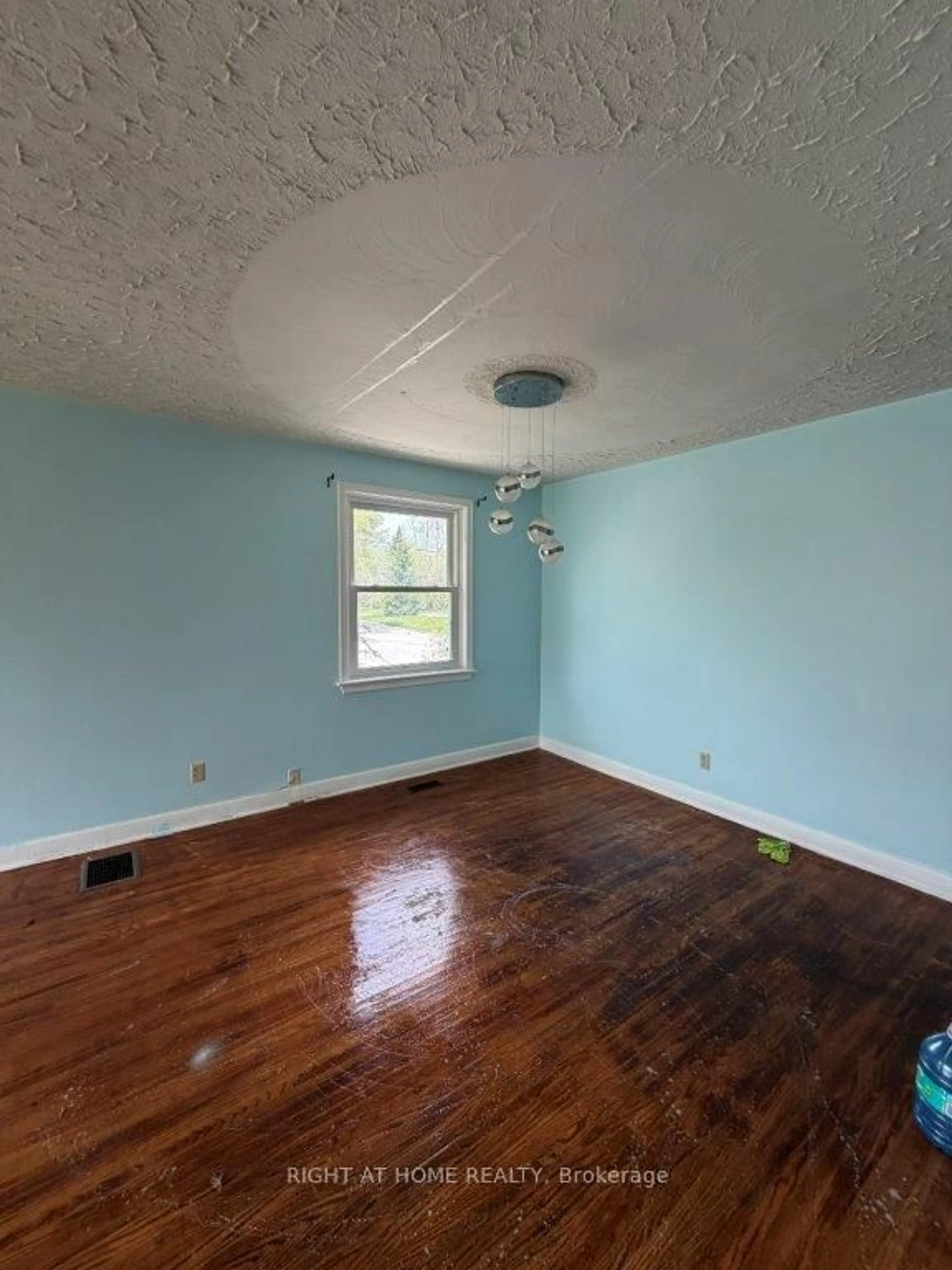 A pic of a room for 834 Downie St, Peterborough Ontario K9H 4L3