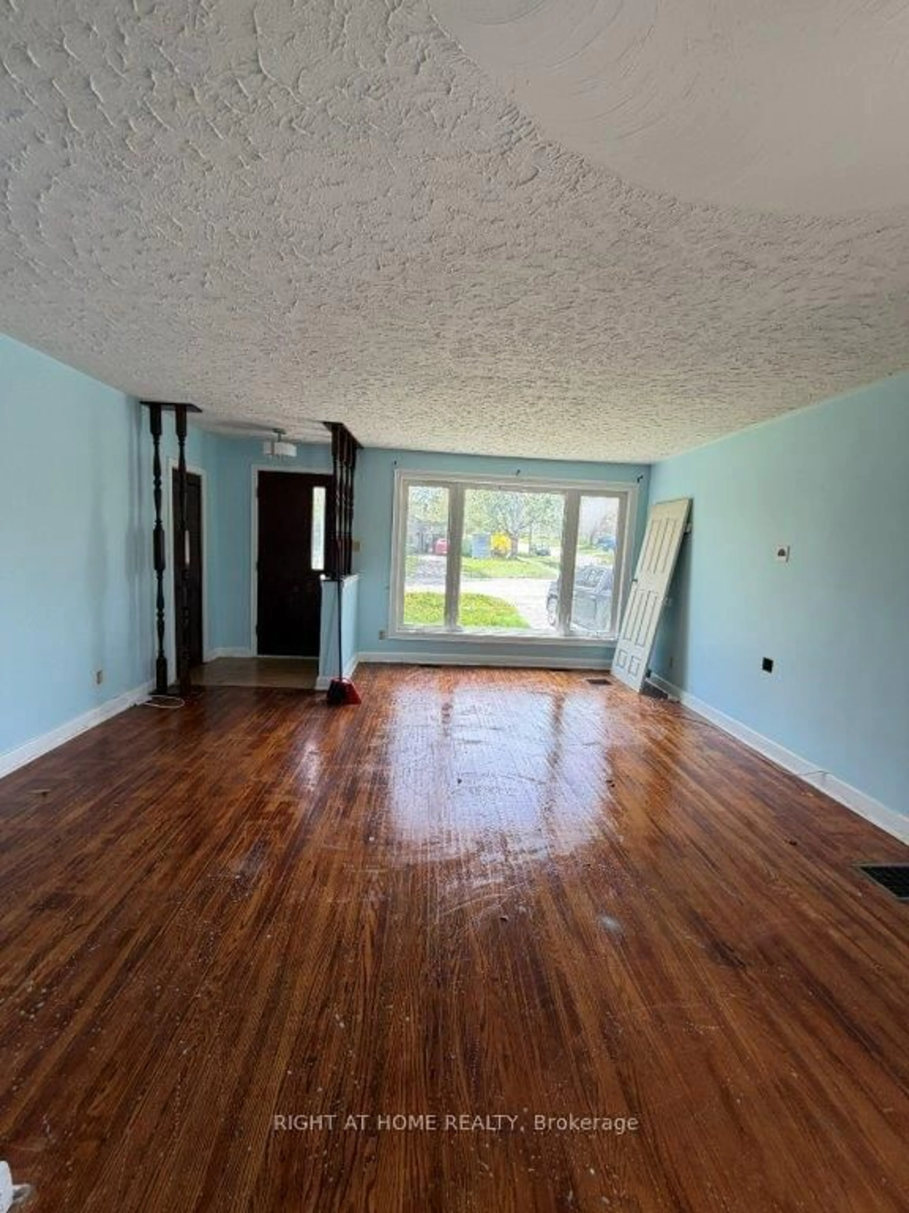 A pic of a room for 834 Downie St, Peterborough Ontario K9H 4L3