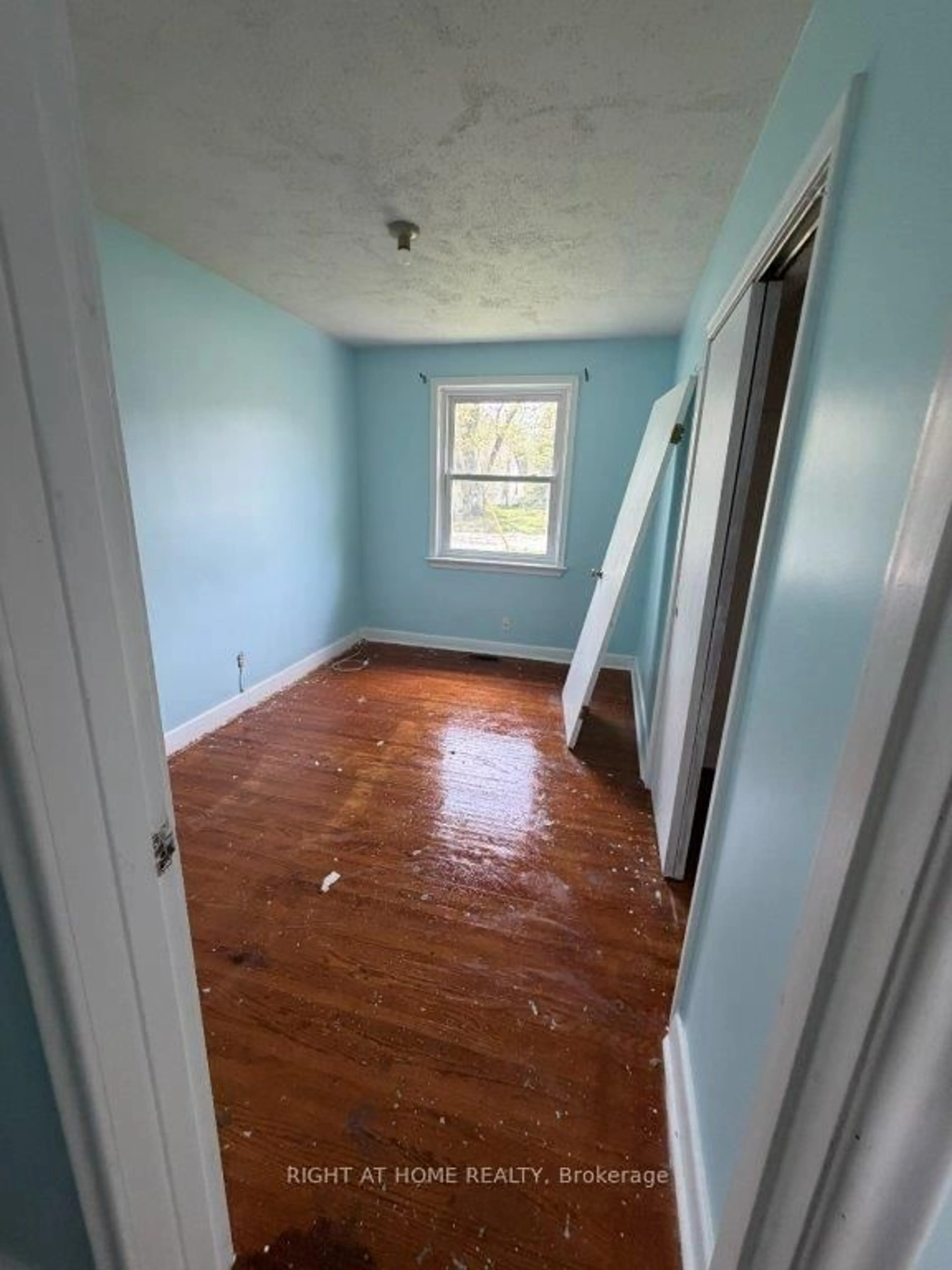 A pic of a room for 834 Downie St, Peterborough Ontario K9H 4L3