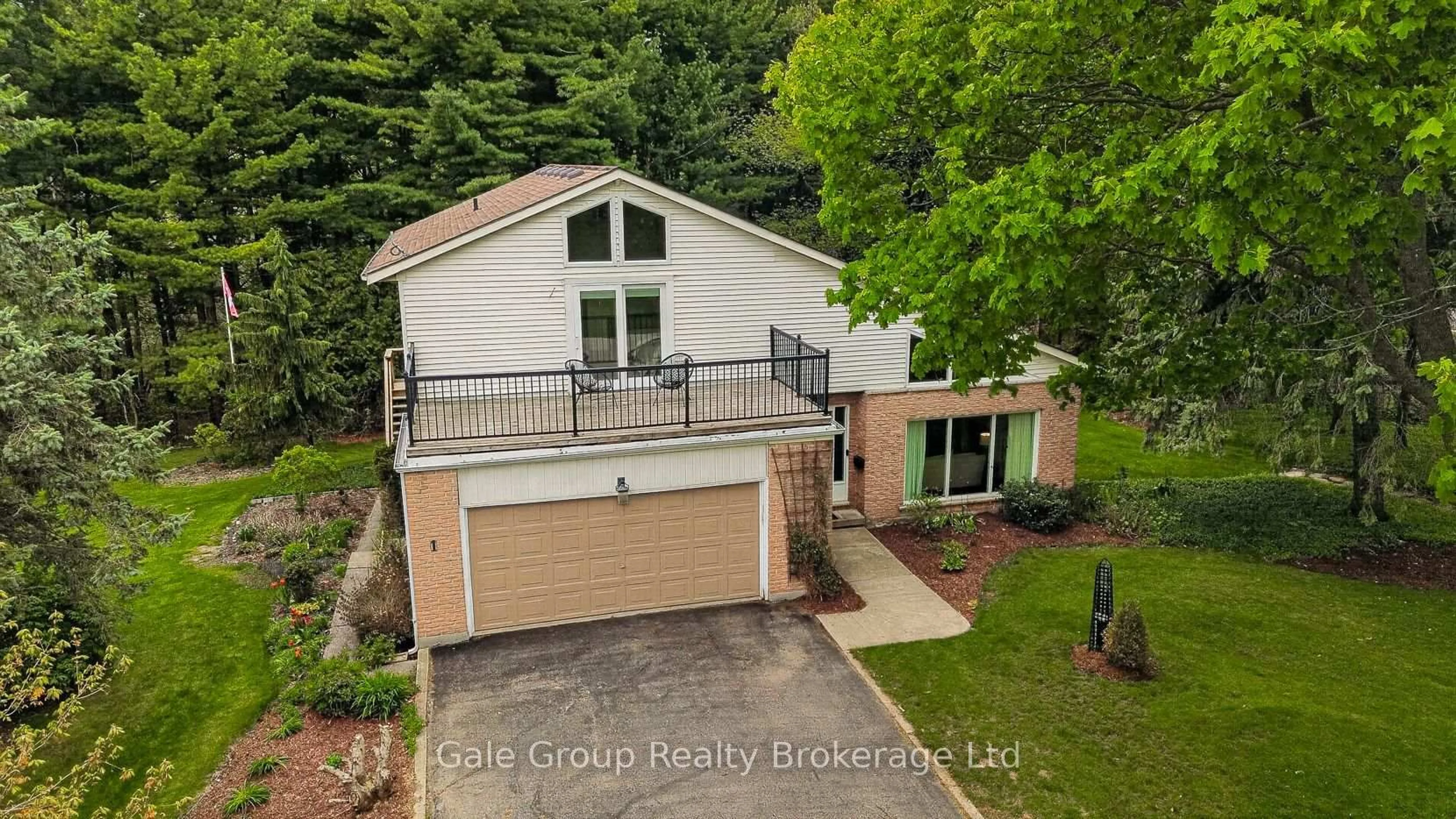 A pic from outside/outdoor area/front of a property/back of a property/a pic from drone, unknown for 1 Summit Cres, Woodstock Ontario N4S 7W2