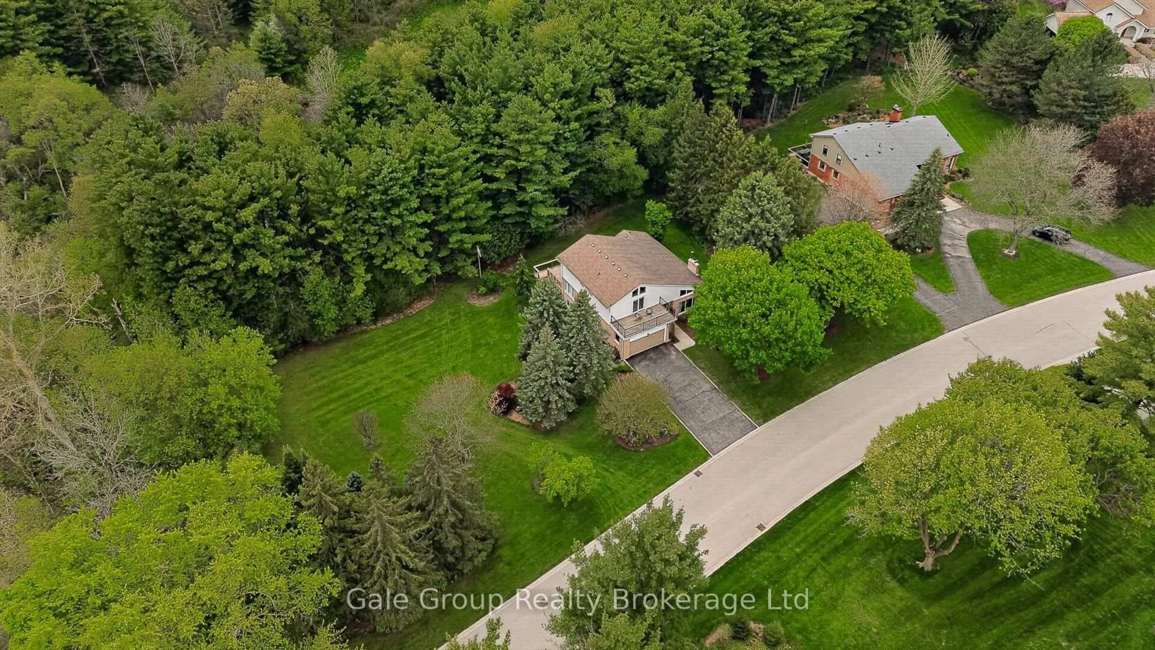 A pic from outside/outdoor area/front of a property/back of a property/a pic from drone, street for 1 Summit Cres, Woodstock Ontario N4S 7W2