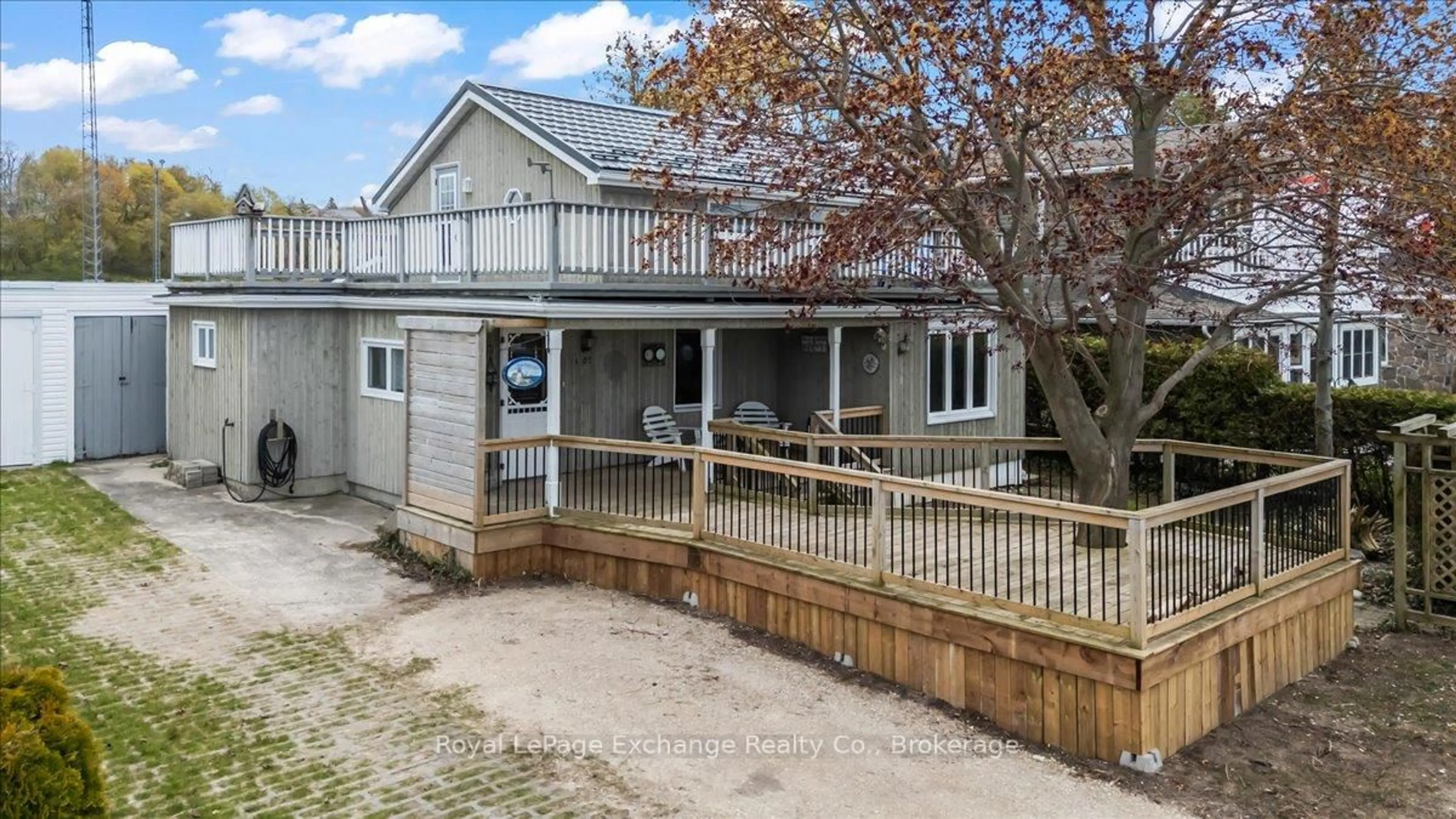 A pic from outside/outdoor area/front of a property/back of a property/a pic from drone, building for 1005 SAUGEEN St, Kincardine Ontario N2Z 1J1
