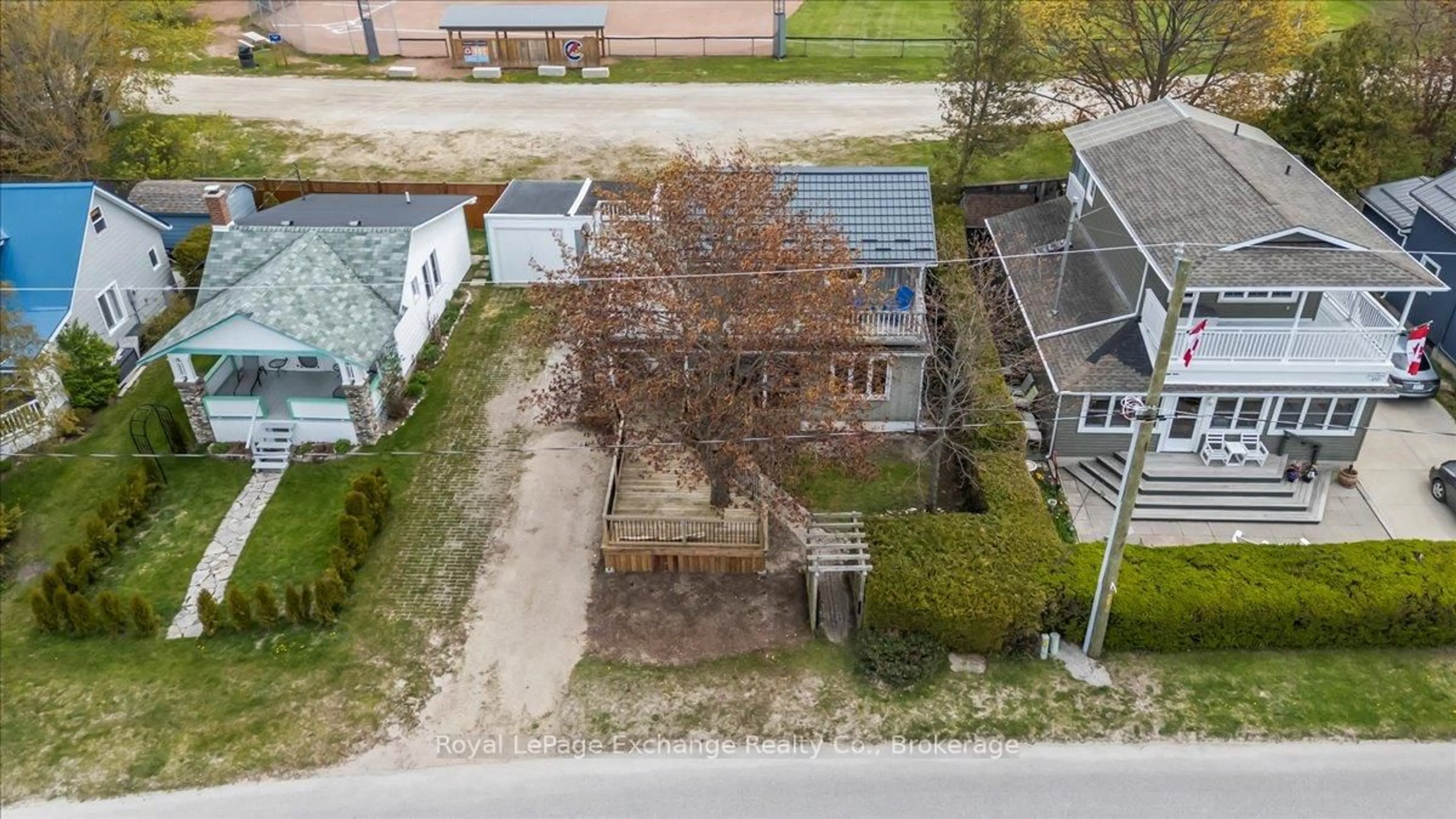 A pic from outside/outdoor area/front of a property/back of a property/a pic from drone, street for 1005 SAUGEEN St, Kincardine Ontario N2Z 1J1