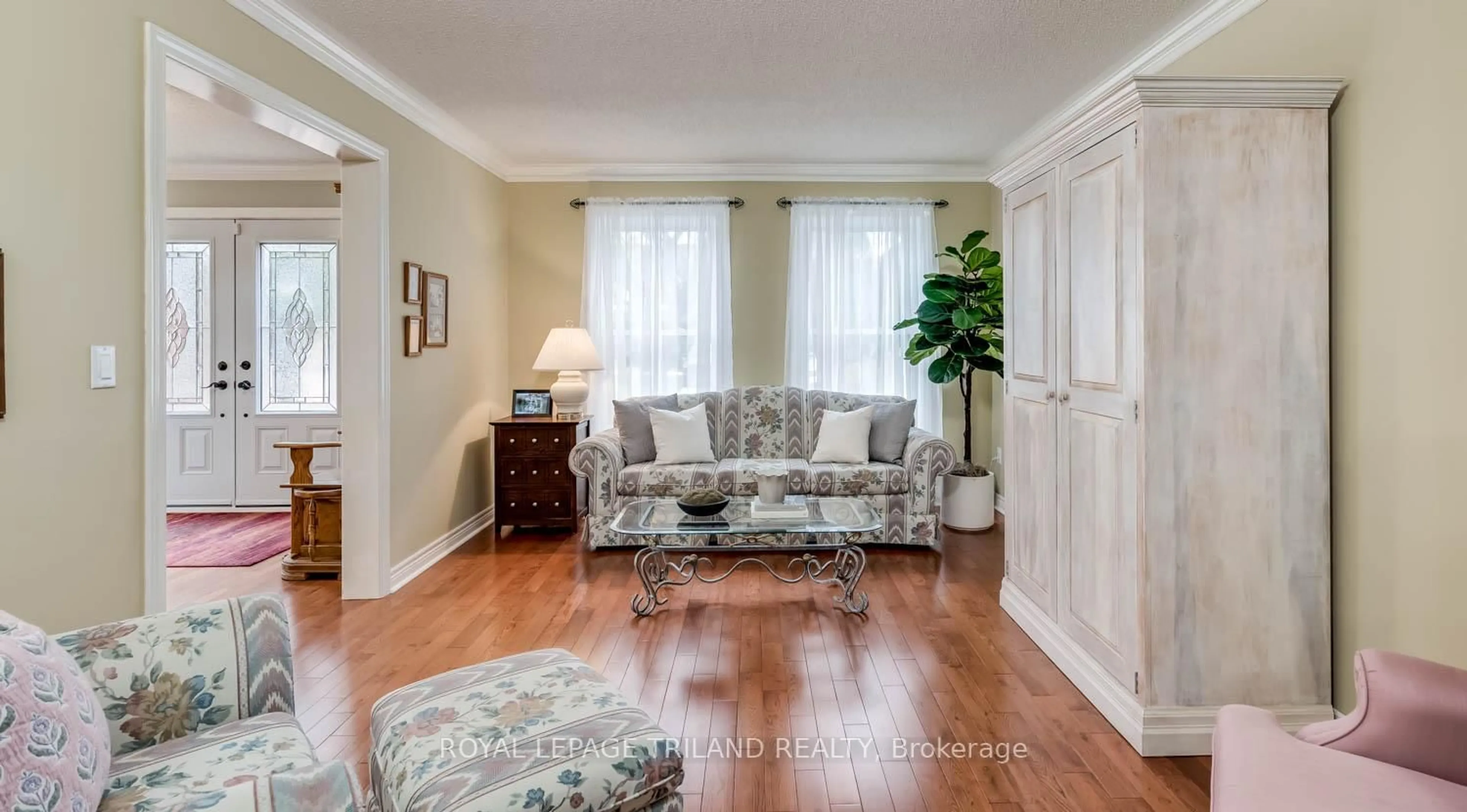 Living room with furniture, wood/laminate floor for 50 Penrith Cres, London North Ontario N6G 4M8
