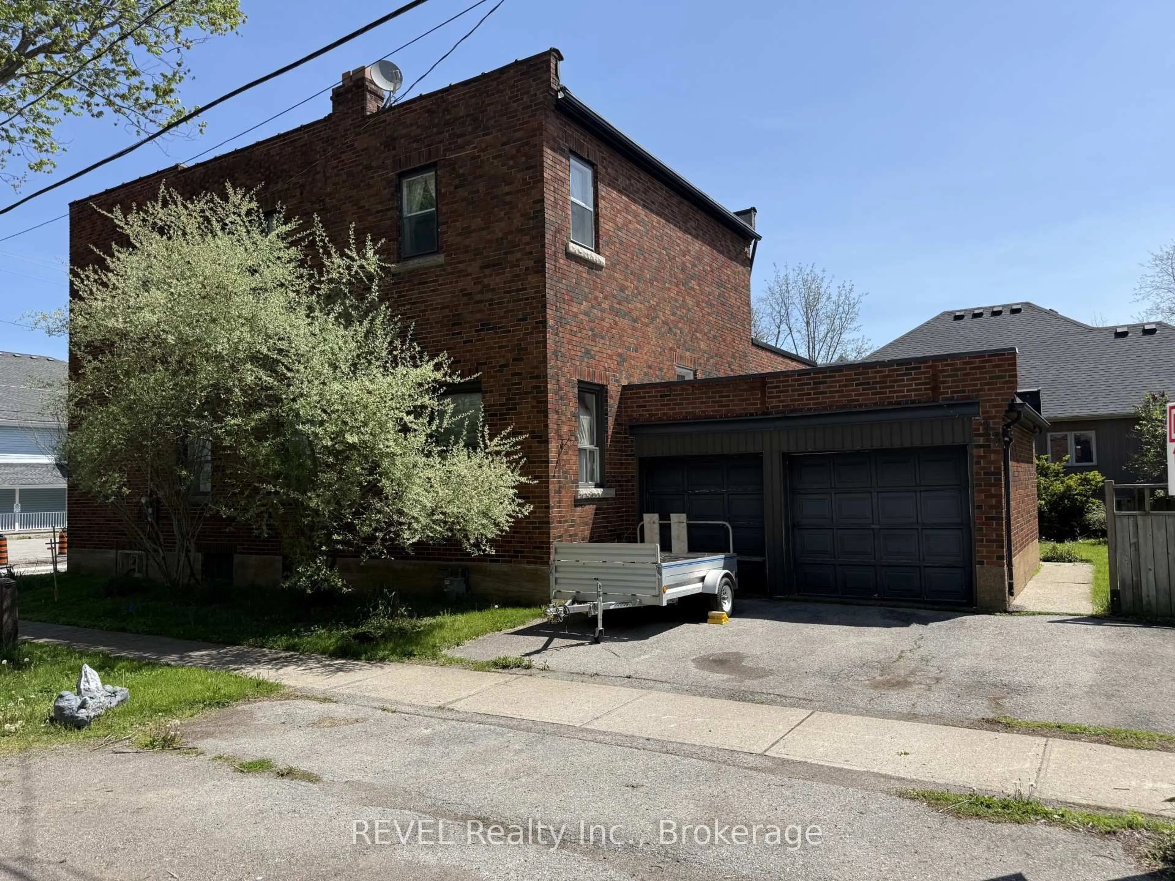 A pic from outside/outdoor area/front of a property/back of a property/a pic from drone, street for 3717 Elm St, Fort Erie Ontario L0S 1N0