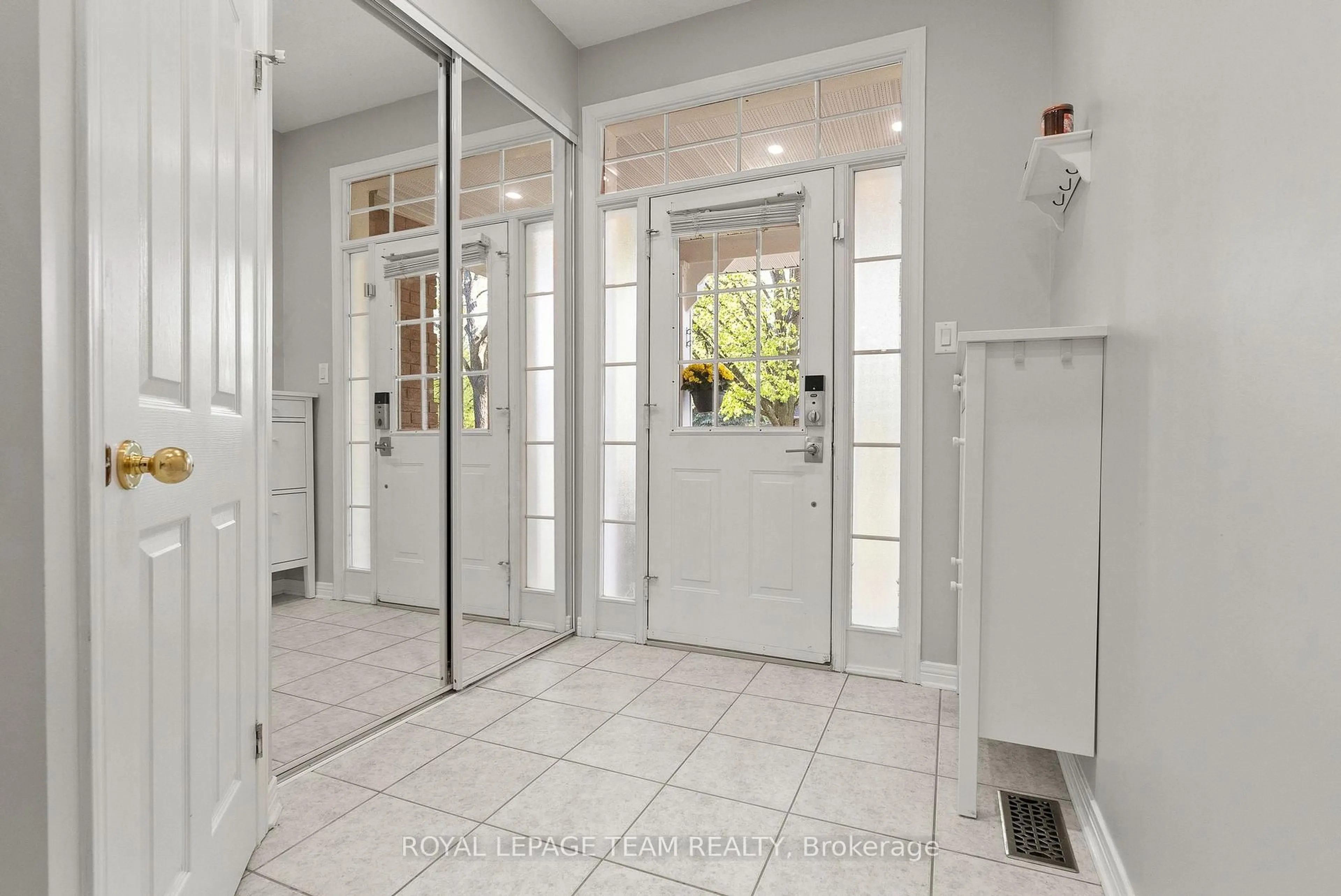 Indoor entryway for 40 Milner Downs Cres, Kanata Ontario K2M 2S5
