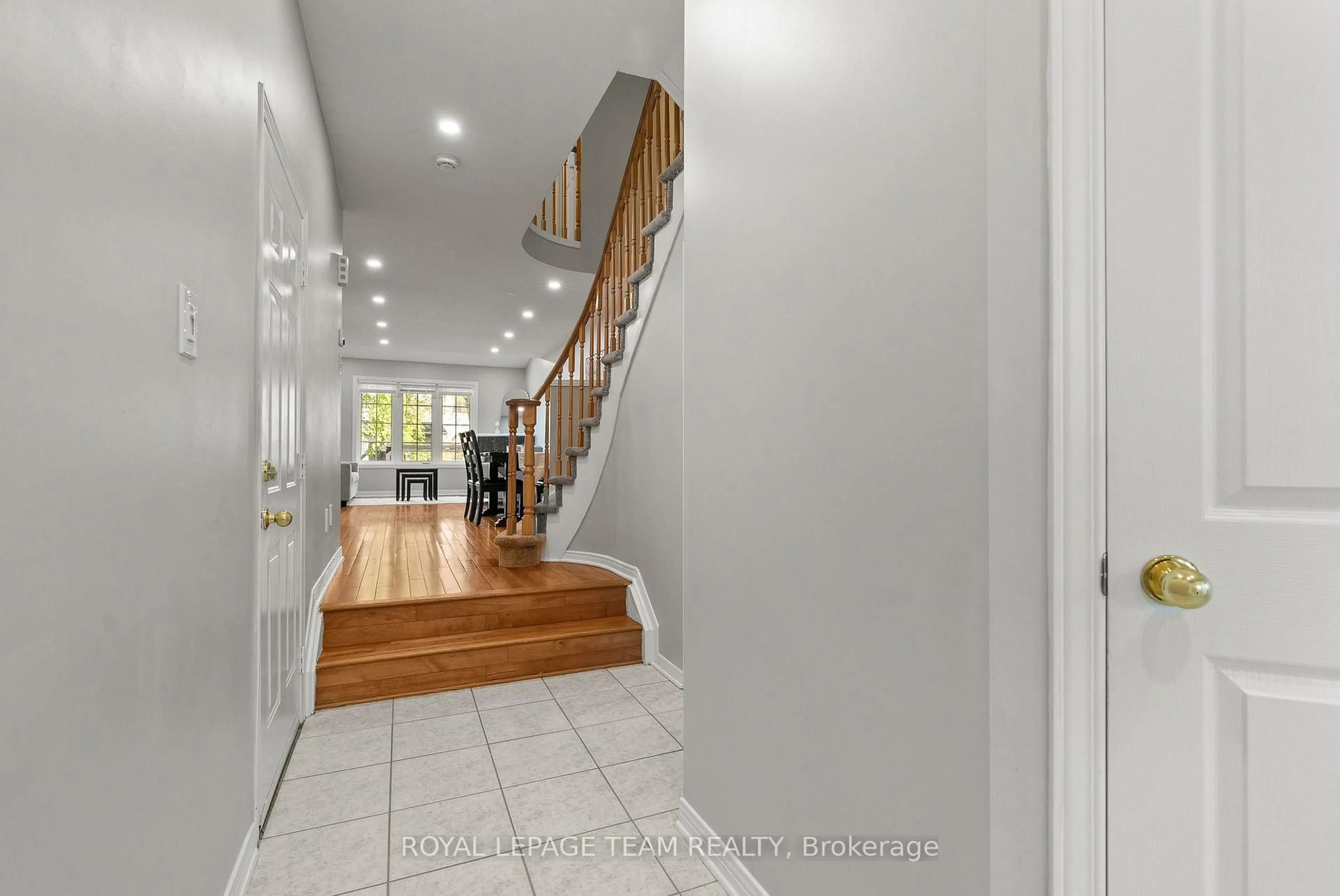 Indoor entryway for 40 Milner Downs Cres, Kanata Ontario K2M 2S5
