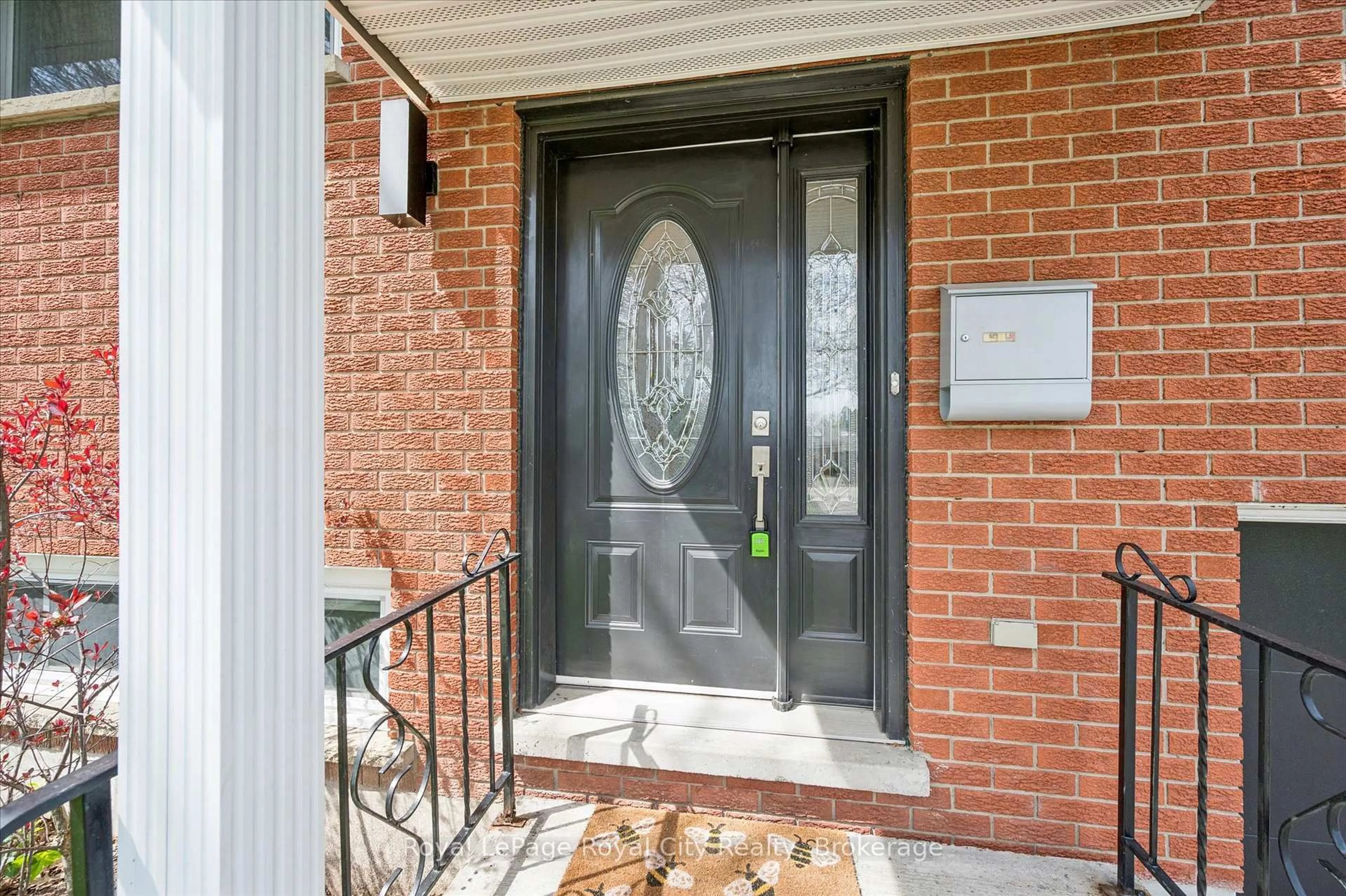 Indoor entryway for 637 Cedargrove Pl, Waterloo Ontario N2L 4Y8