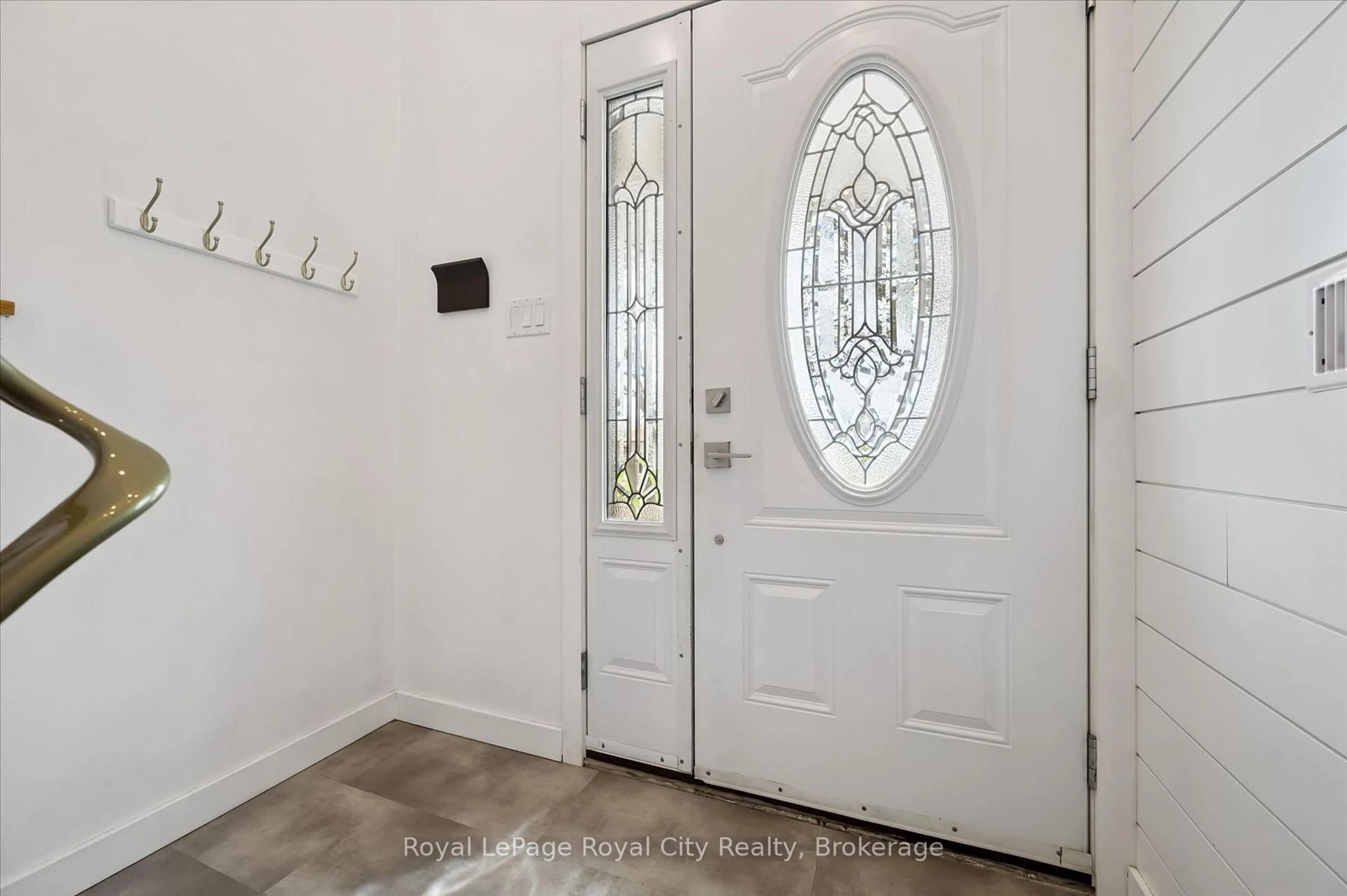Indoor entryway for 637 Cedargrove Pl, Waterloo Ontario N2L 4Y8