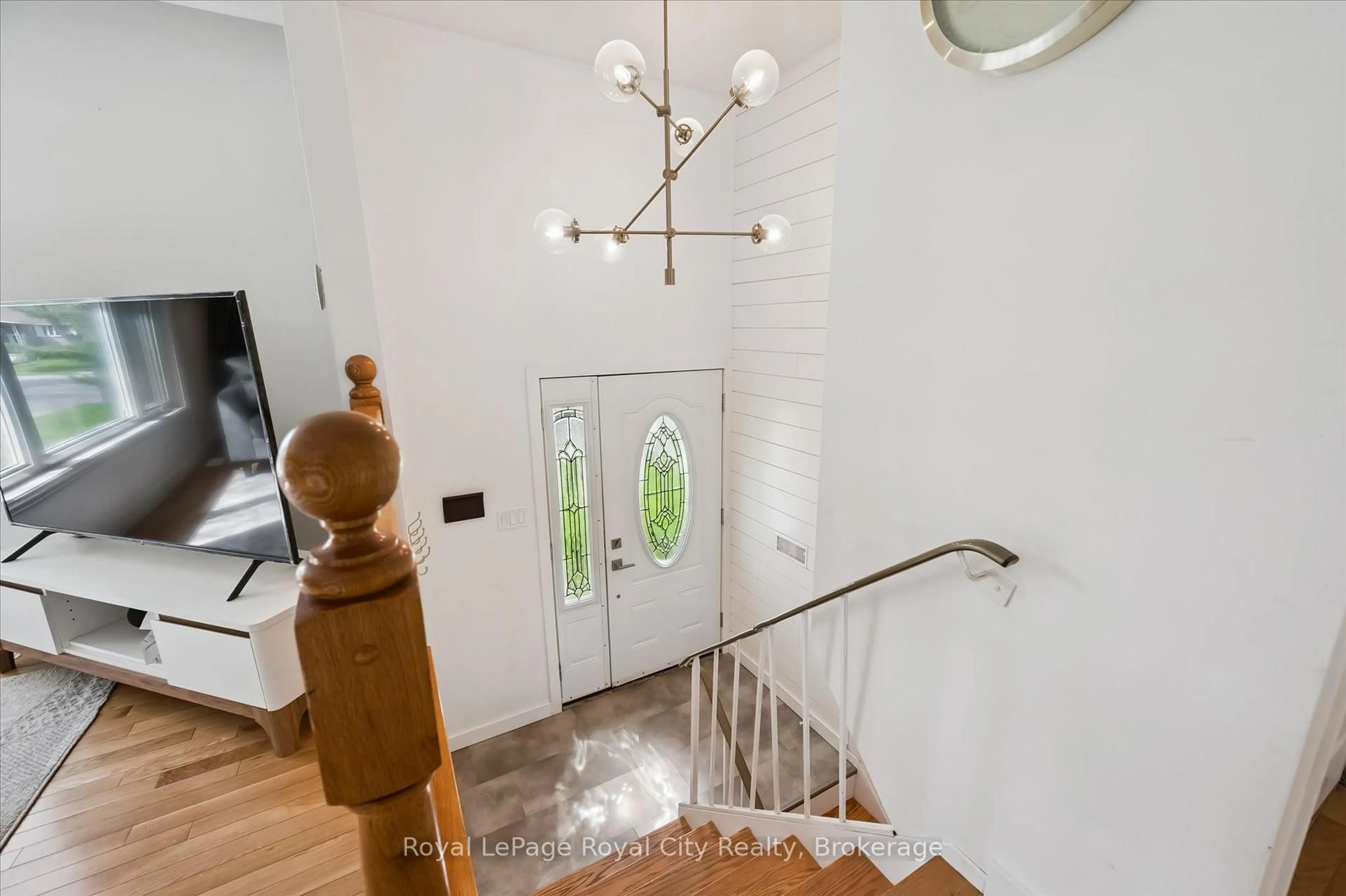 Indoor entryway for 637 Cedargrove Pl, Waterloo Ontario N2L 4Y8