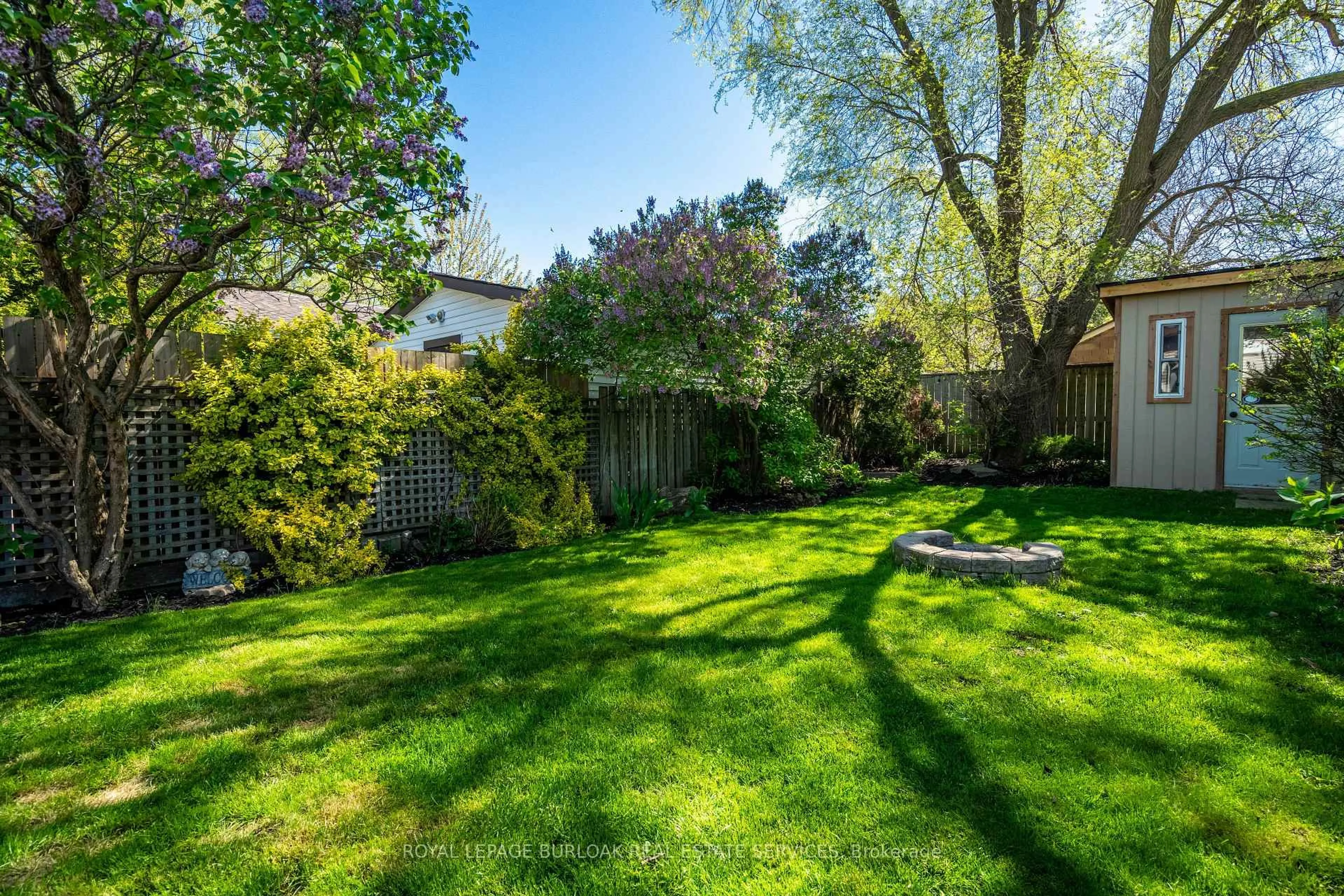 Patio, forest/trees view for 51 East 23rd St, Hamilton Ontario L8V 2W5