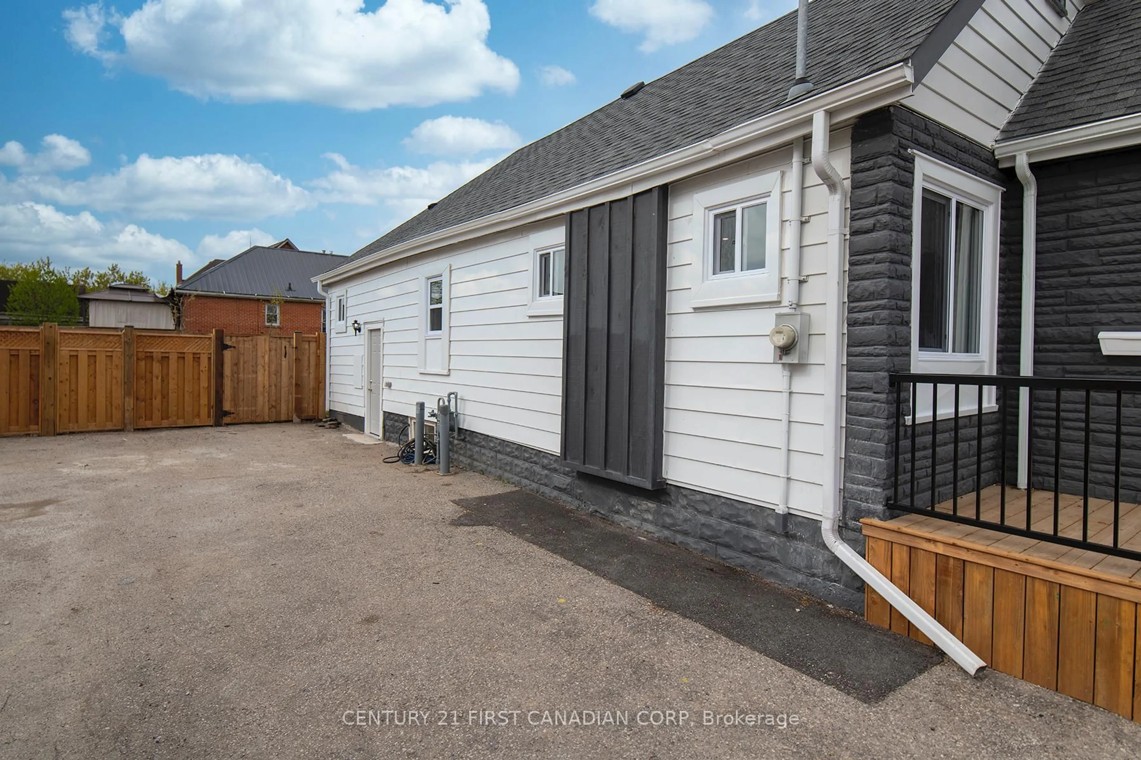 A pic from outside/outdoor area/front of a property/back of a property/a pic from drone, street for 5 Briscoe St, London South Ontario N6J 1L7