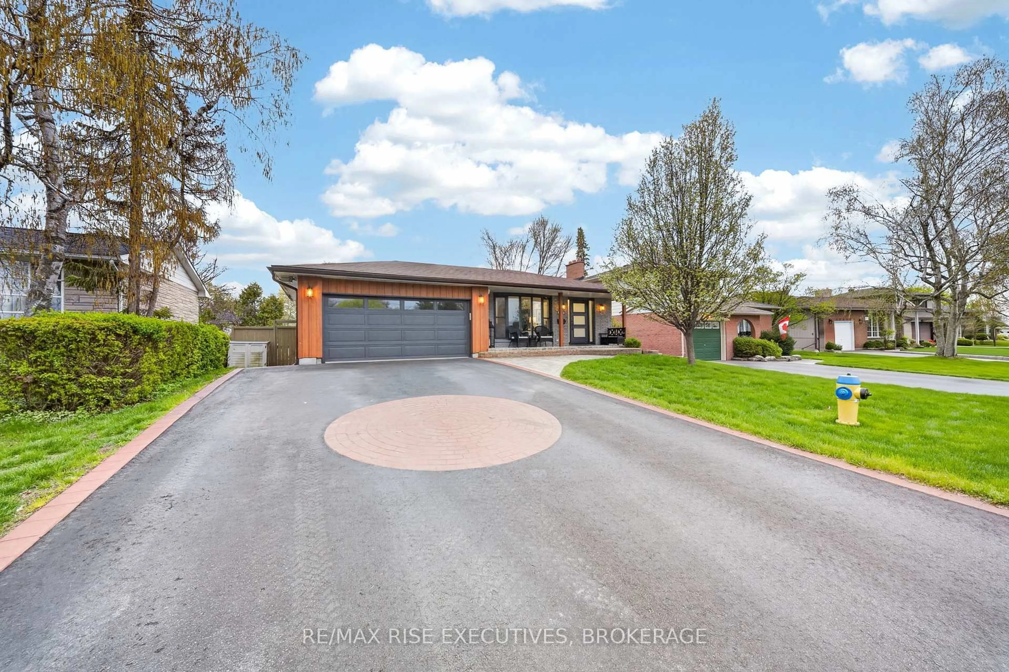 A pic from outside/outdoor area/front of a property/back of a property/a pic from drone, street for 931 Lincoln Dr, Kingston Ontario K7M 4Z3