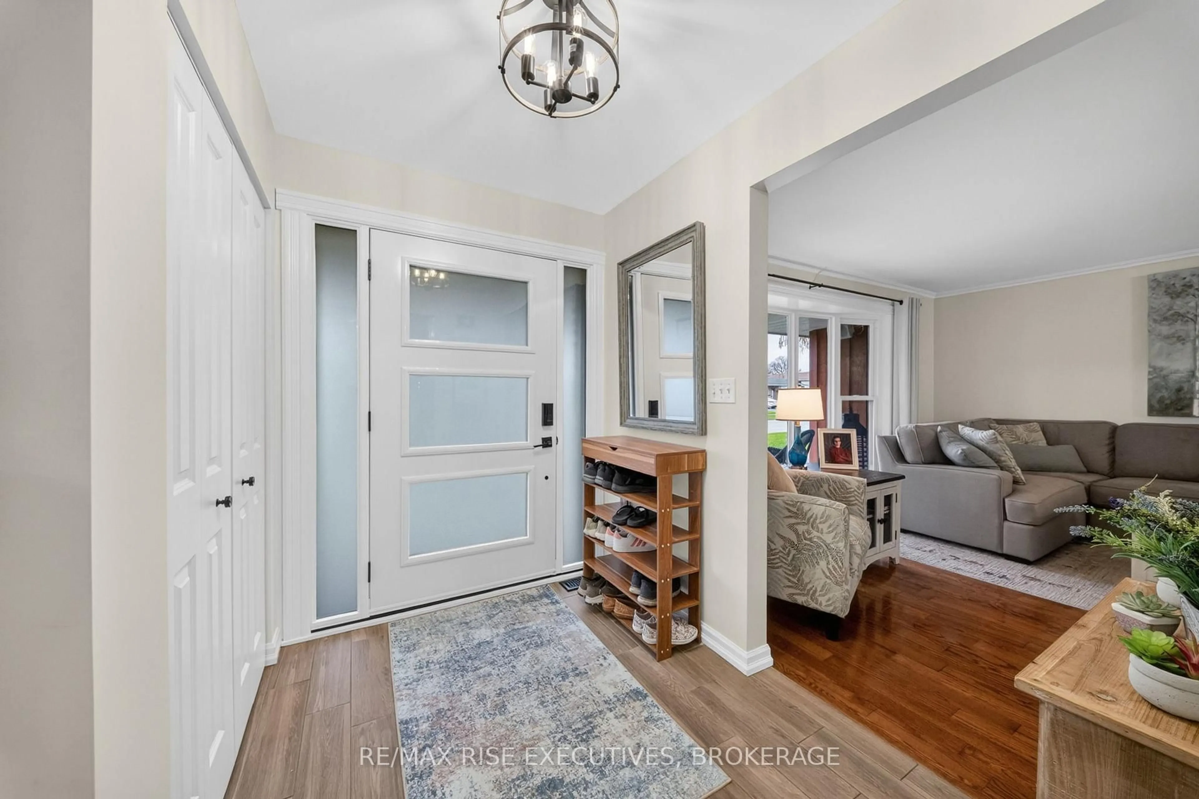 Indoor entryway for 931 Lincoln Dr, Kingston Ontario K7M 4Z3