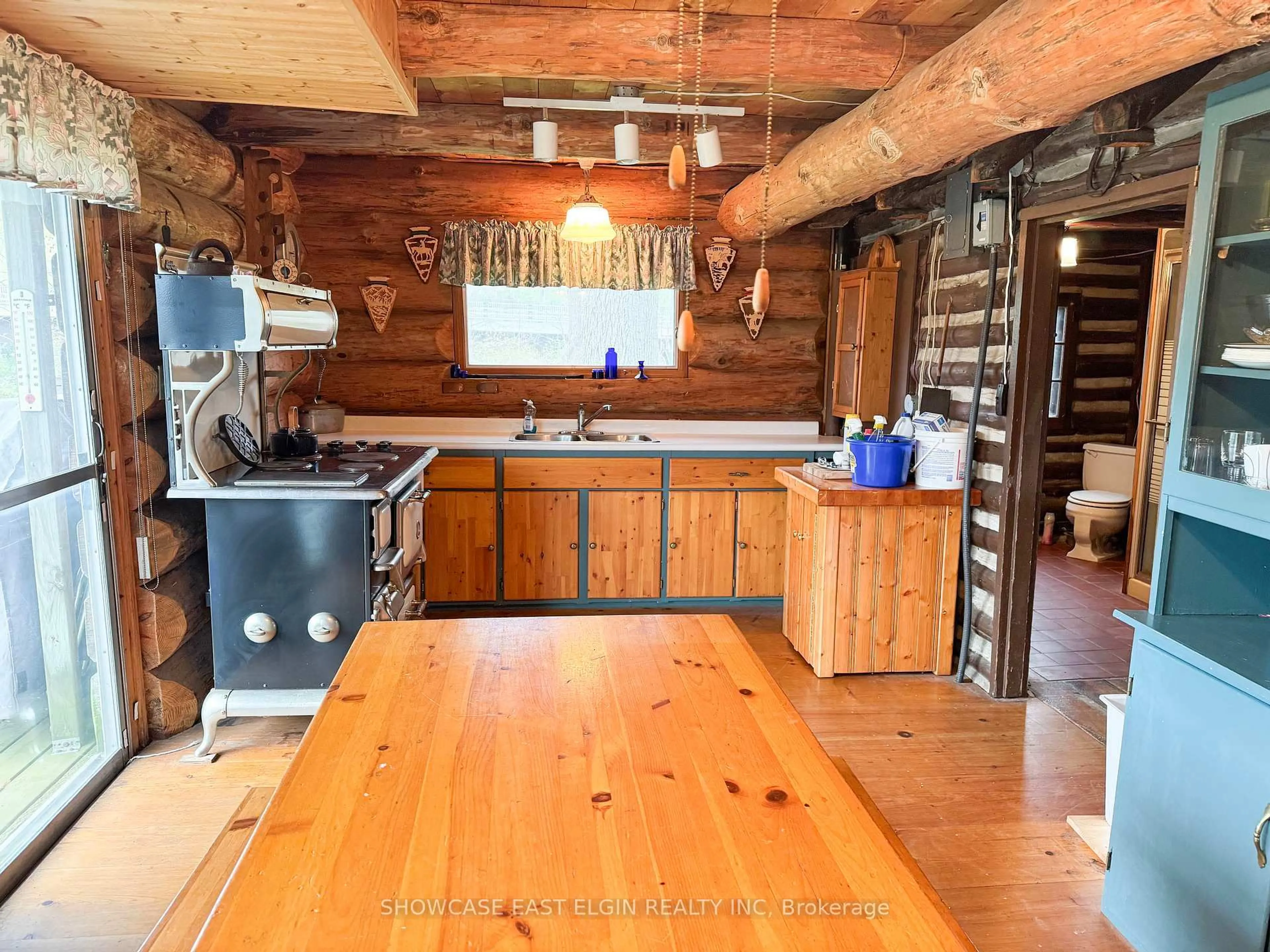 Rustic kitchen, wood/laminate floor for 49342 and 49344 Dexter Line, Malahide Ontario N5H 2R2