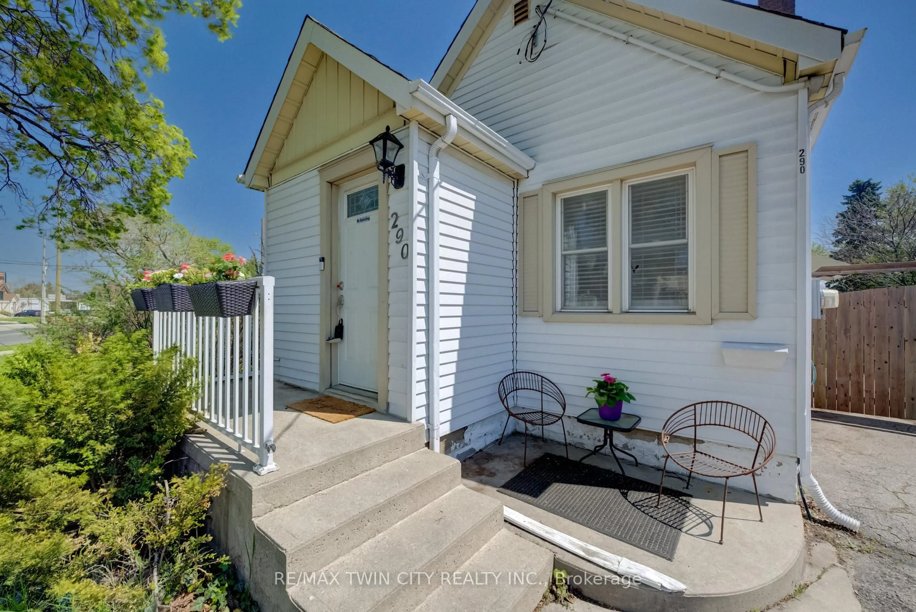 Unknown for 290 Lancaster St, Kitchener Ontario N2H 4V6