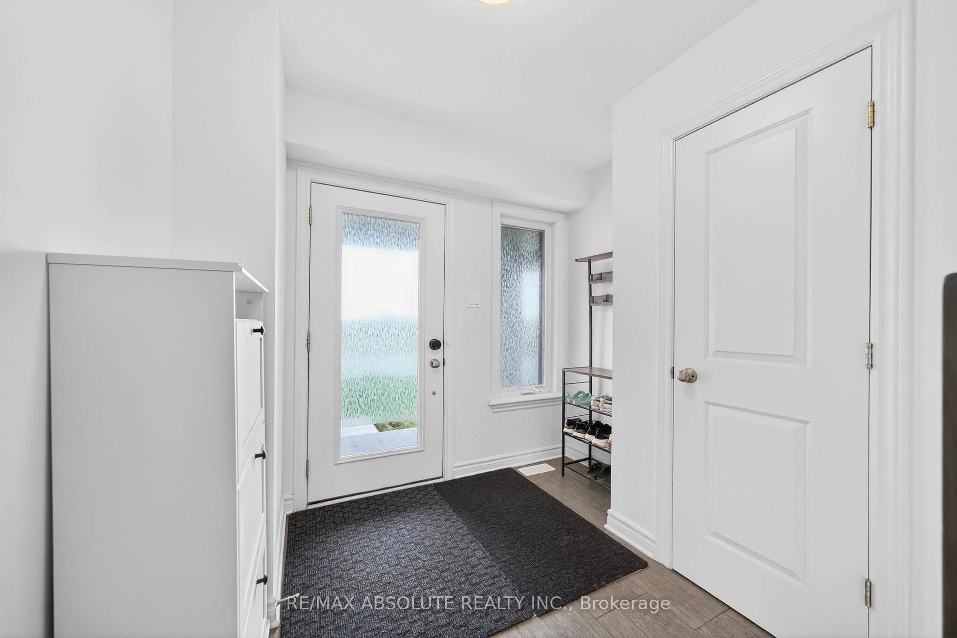 Indoor entryway for 32 Verglas Lane, Ottawa Ontario K1W 0P5