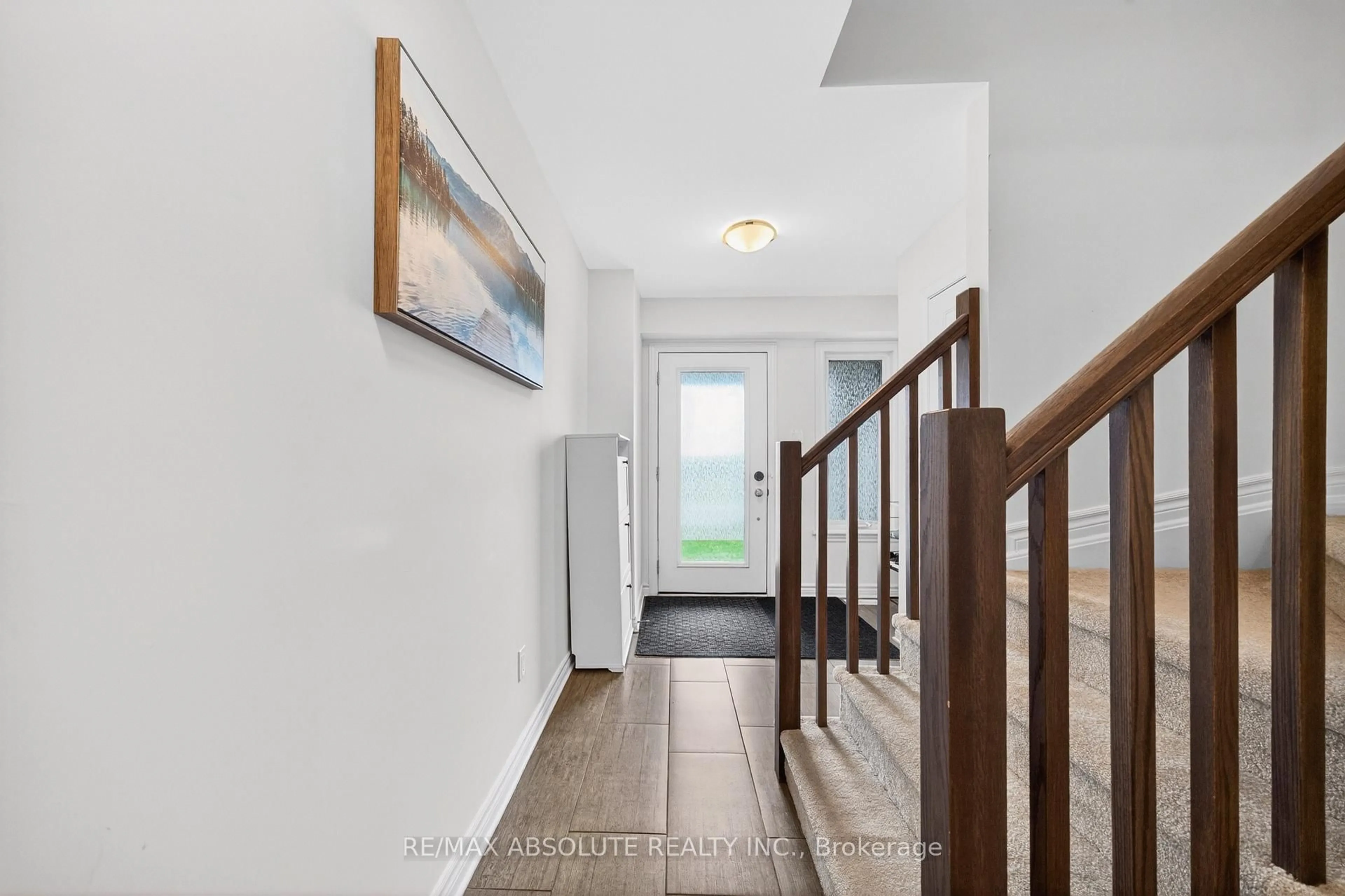 Indoor foyer for 32 Verglas Lane, Ottawa Ontario K1W 0P5