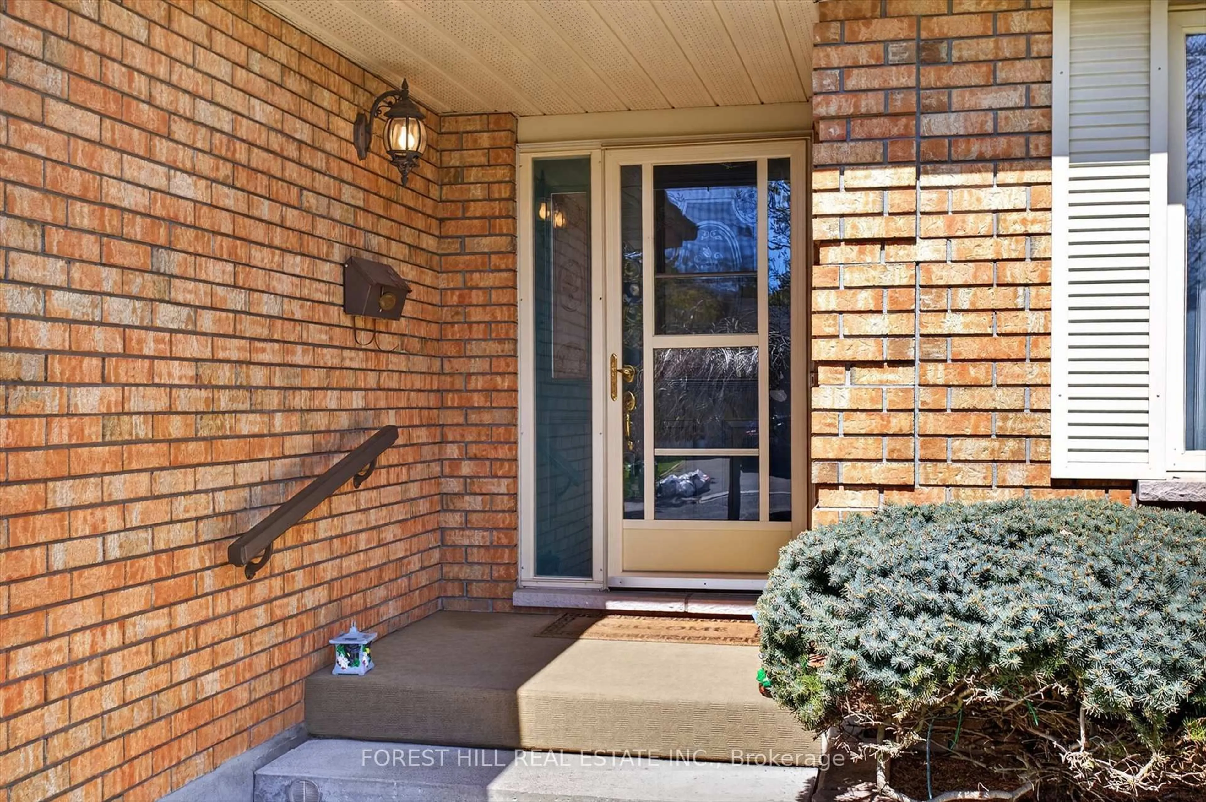 Indoor entryway for 2212 Lorraine Dr, Peterborough Ontario K9L 1X5
