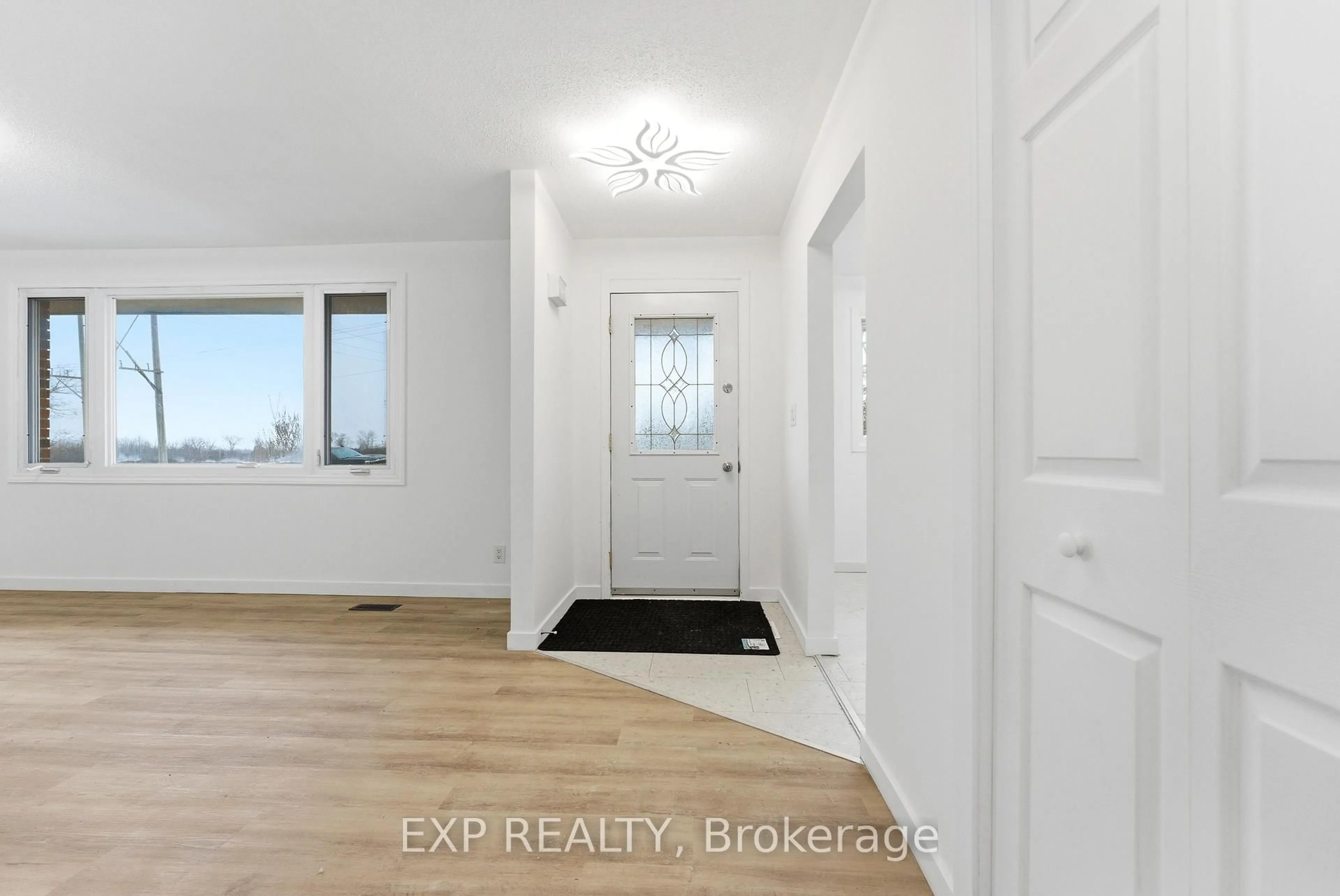 Indoor entryway for 696 Whites Rd, Trenton Ontario K8V 5P8
