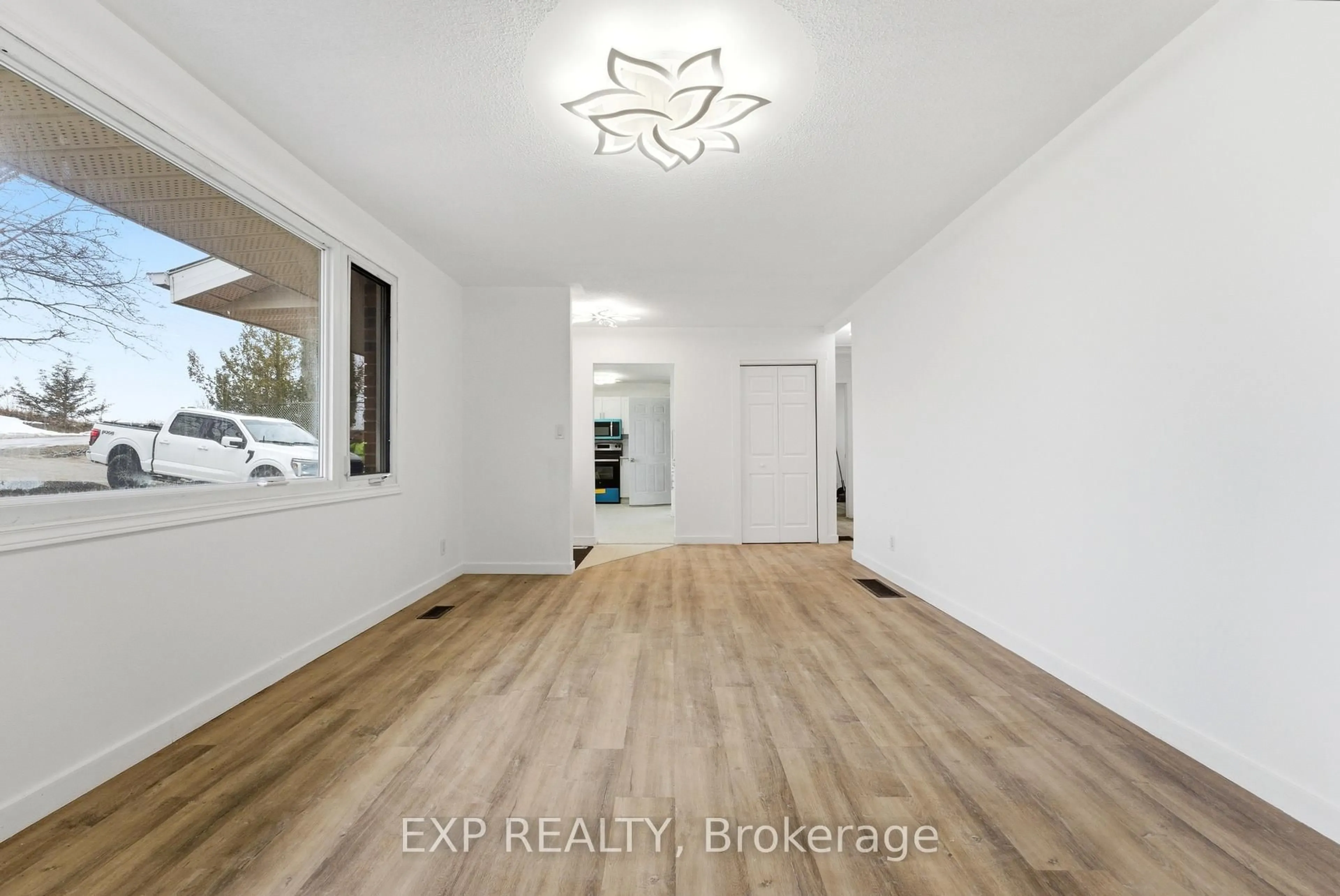 Indoor entryway for 696 Whites Rd, Trenton Ontario K8V 5P8