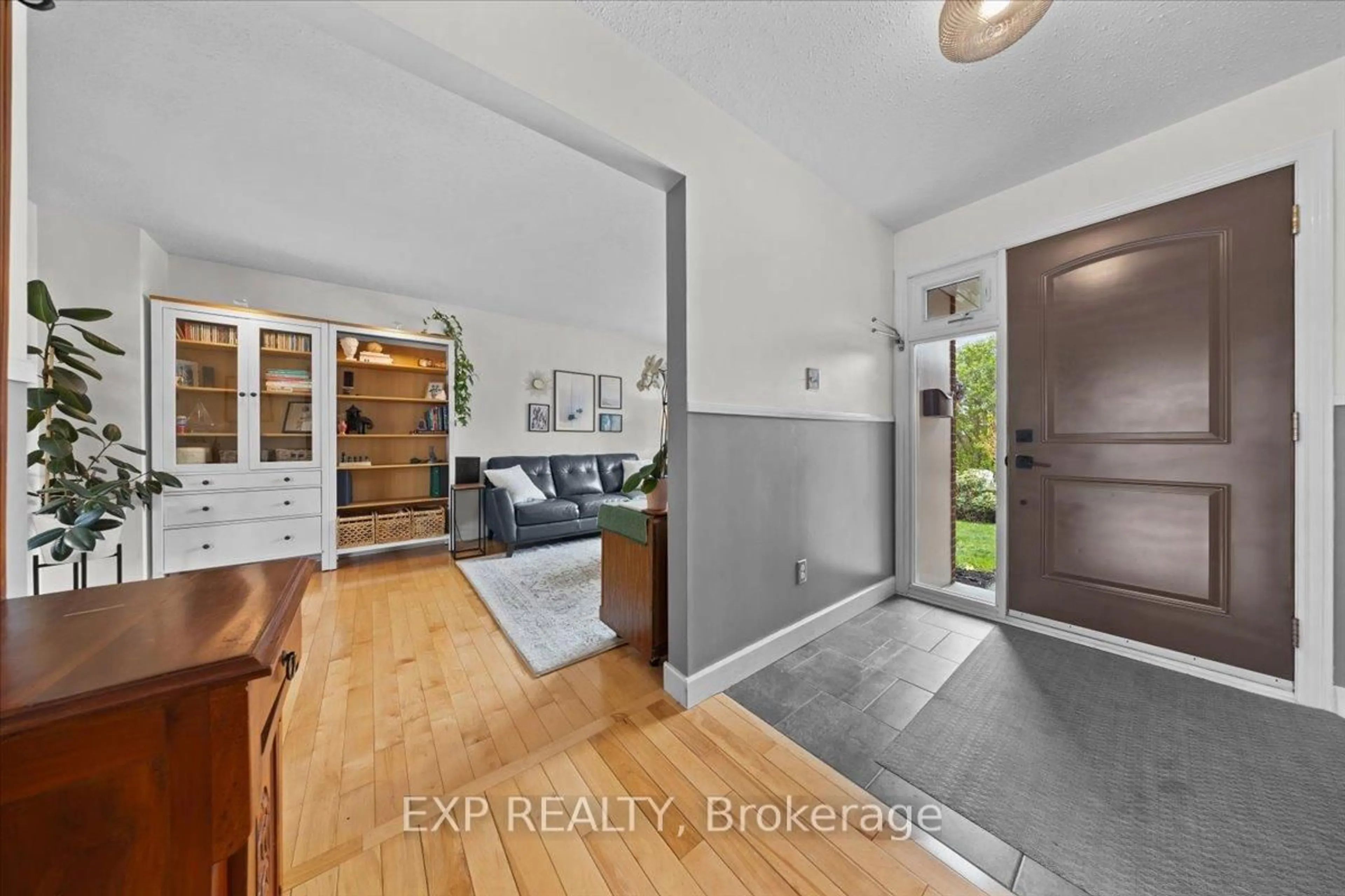 Indoor entryway for 1073 ST GERMAIN Cres, Ottawa Ontario K1C 2L7