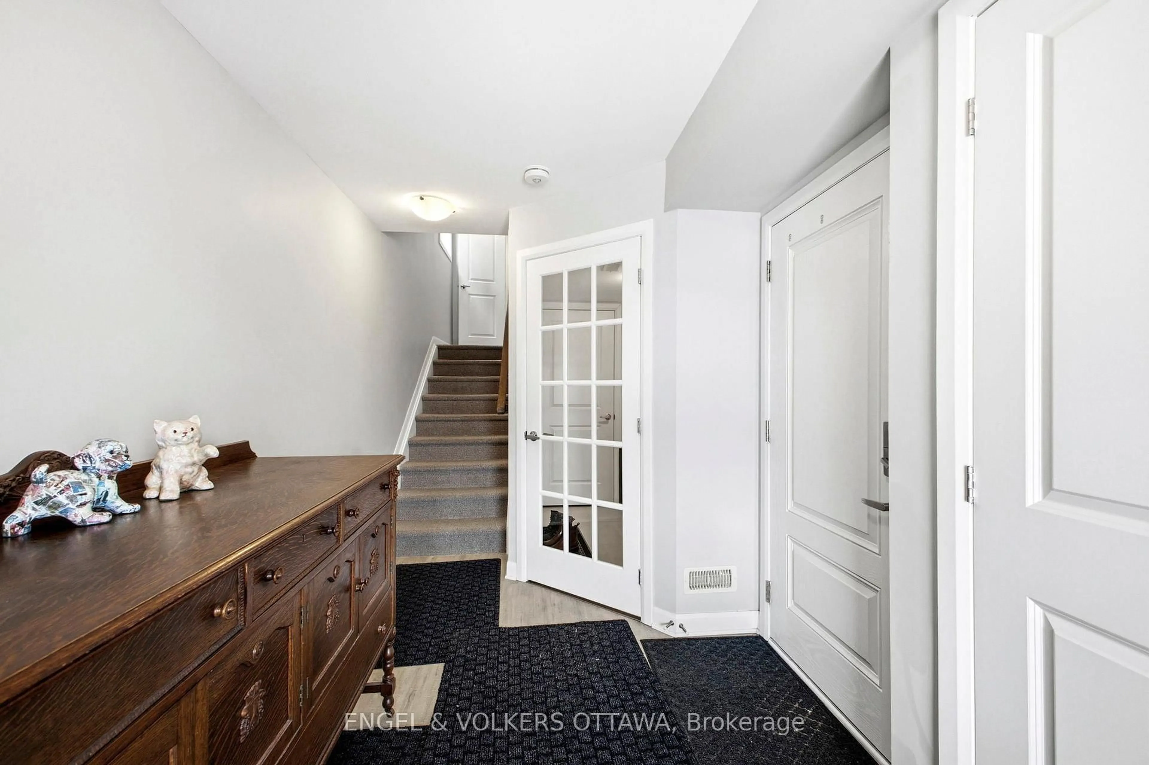 Indoor foyer for 219 Liebe Terr, Ottawa Ontario K2J 6R9