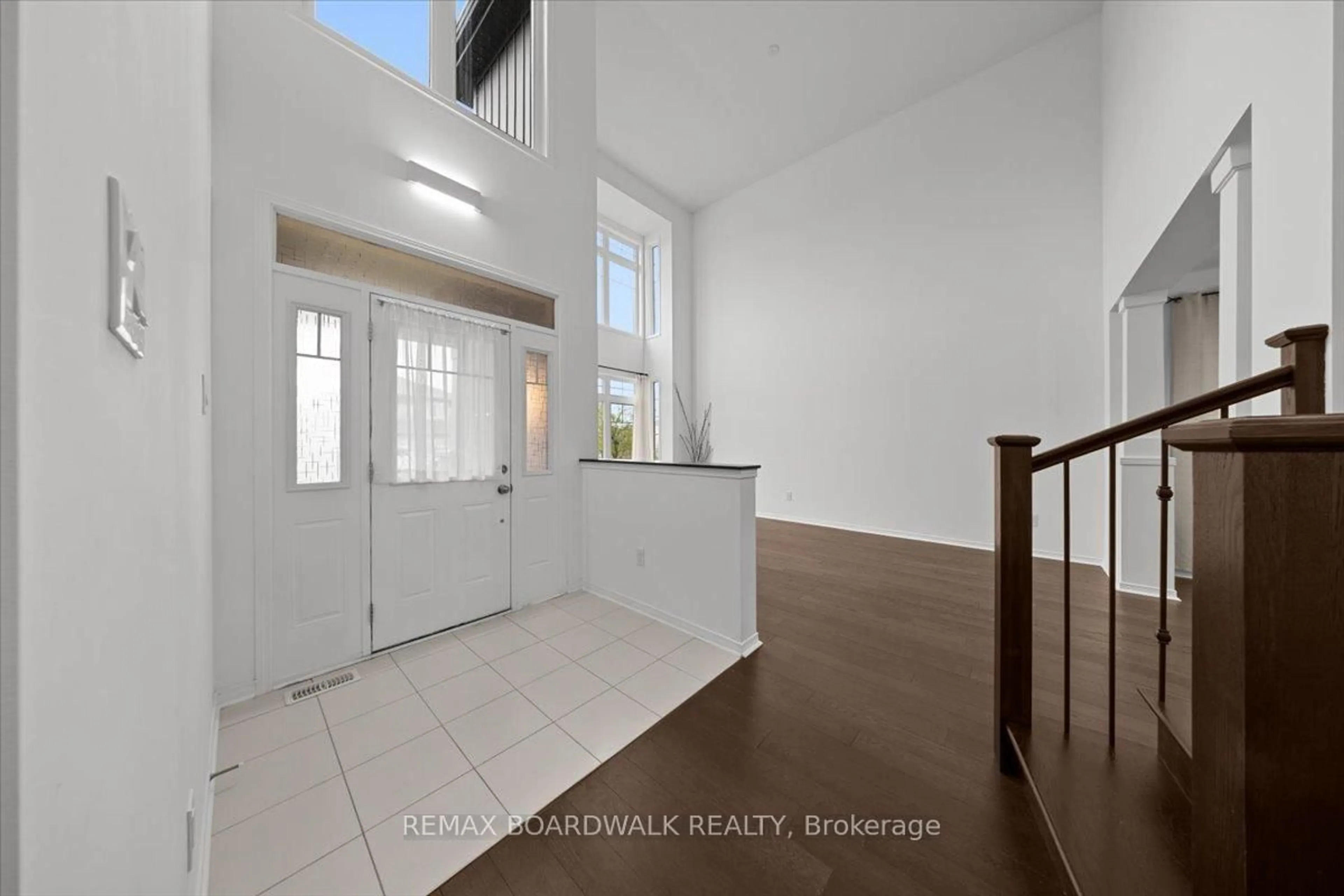 Indoor entryway for 333 Haliburton Hts, Ottawa Ontario K2V 0G2