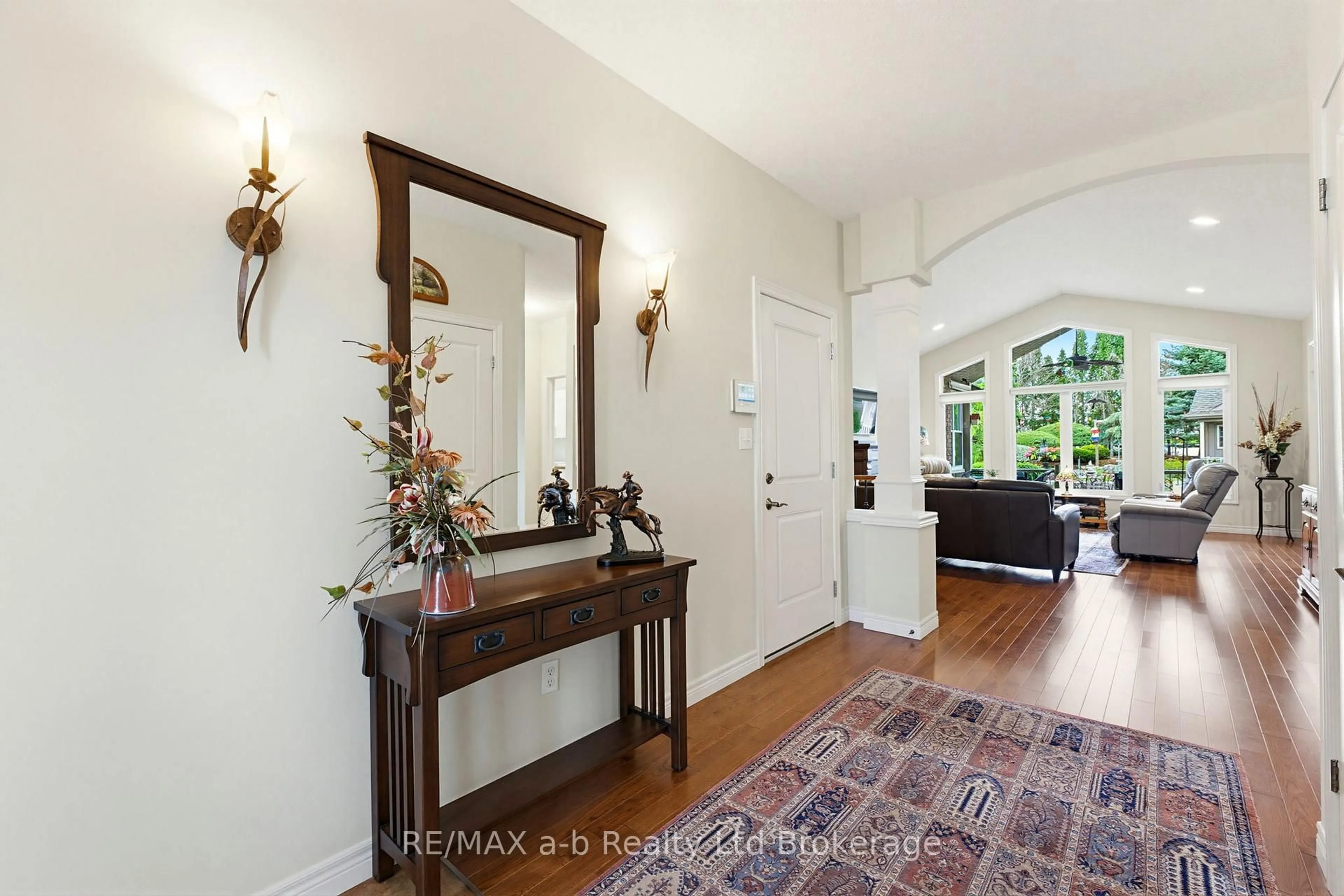 Indoor entryway for 911 Ridgewood Dr, Woodstock Ontario N4T 0B8