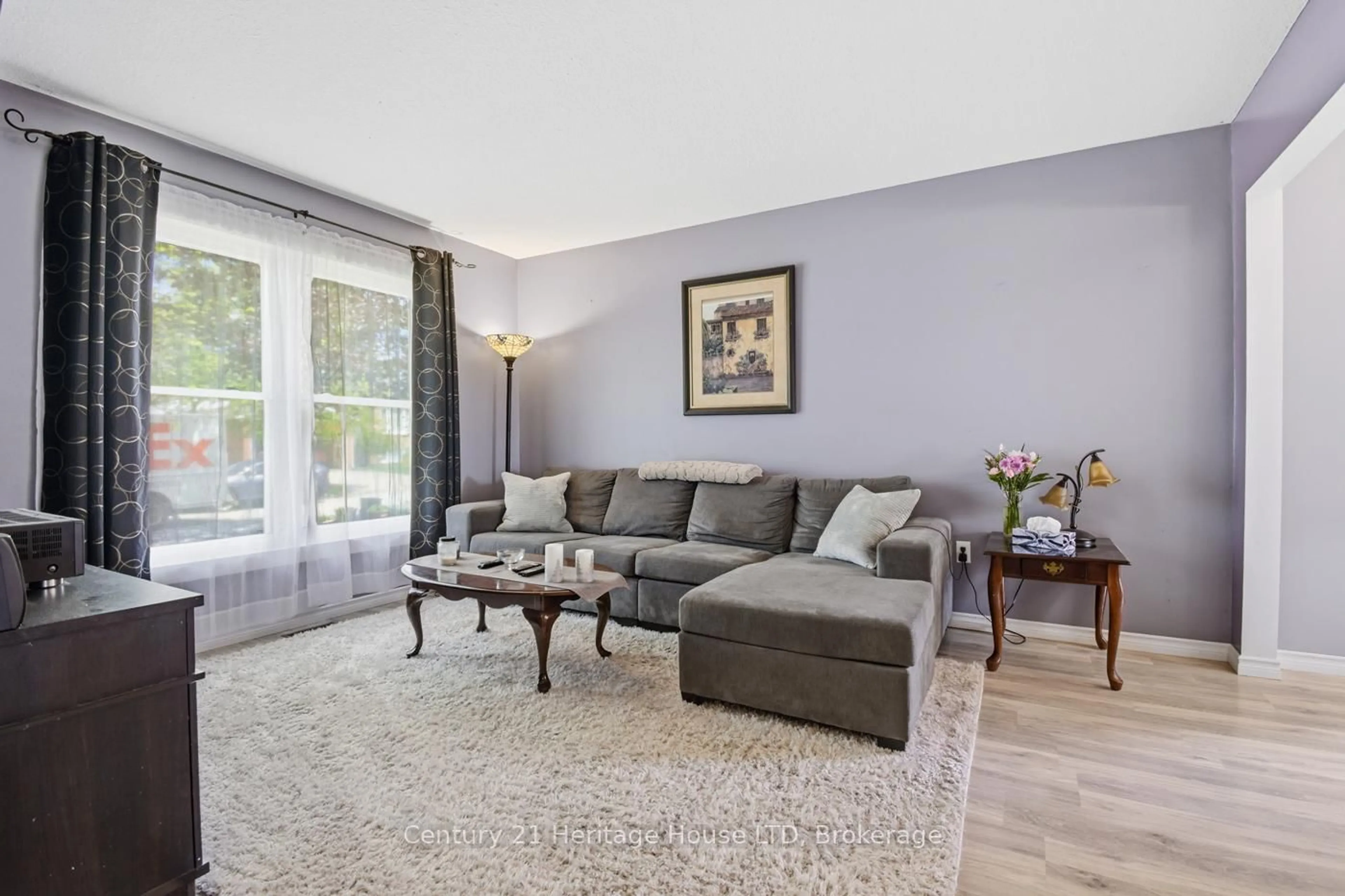 Living room with furniture, unknown for 6864 Sunrise Crt, Niagara Falls Ontario L2G 7V2
