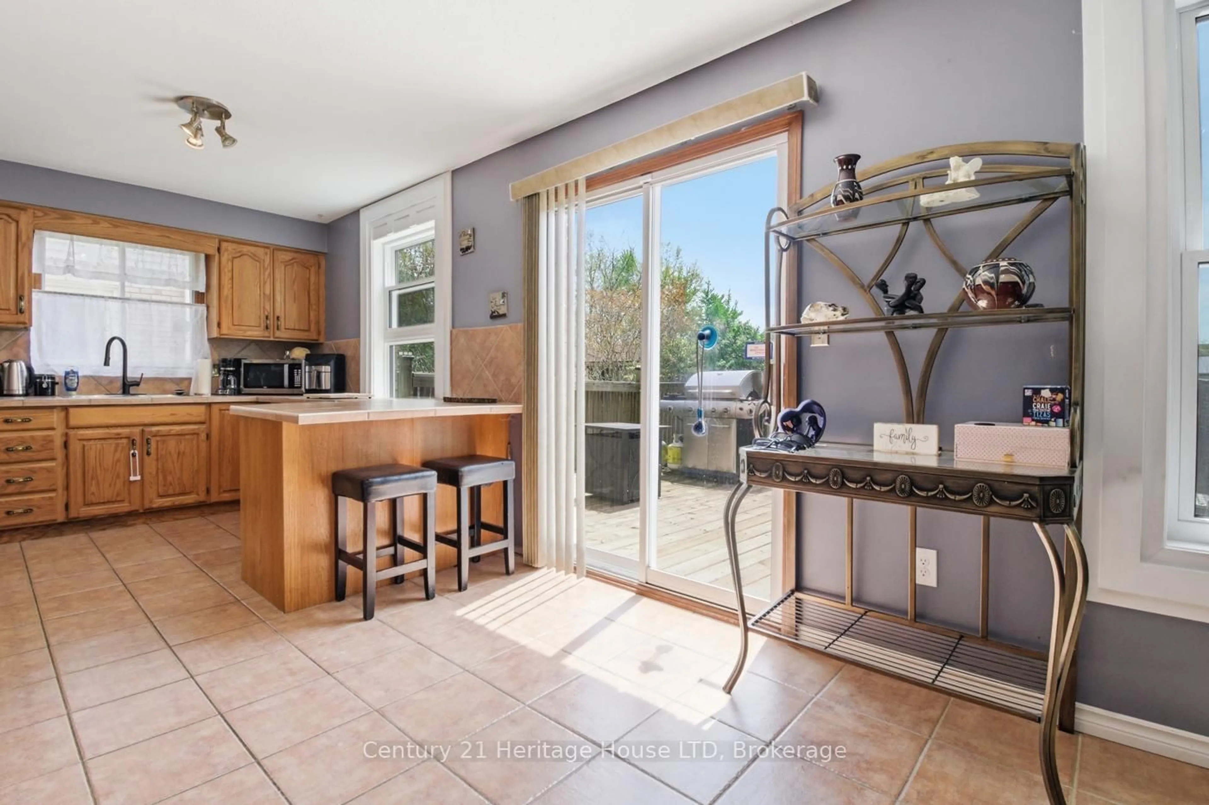 Open concept kitchen, ceramic/tile floor for 6864 Sunrise Crt, Niagara Falls Ontario L2G 7V2