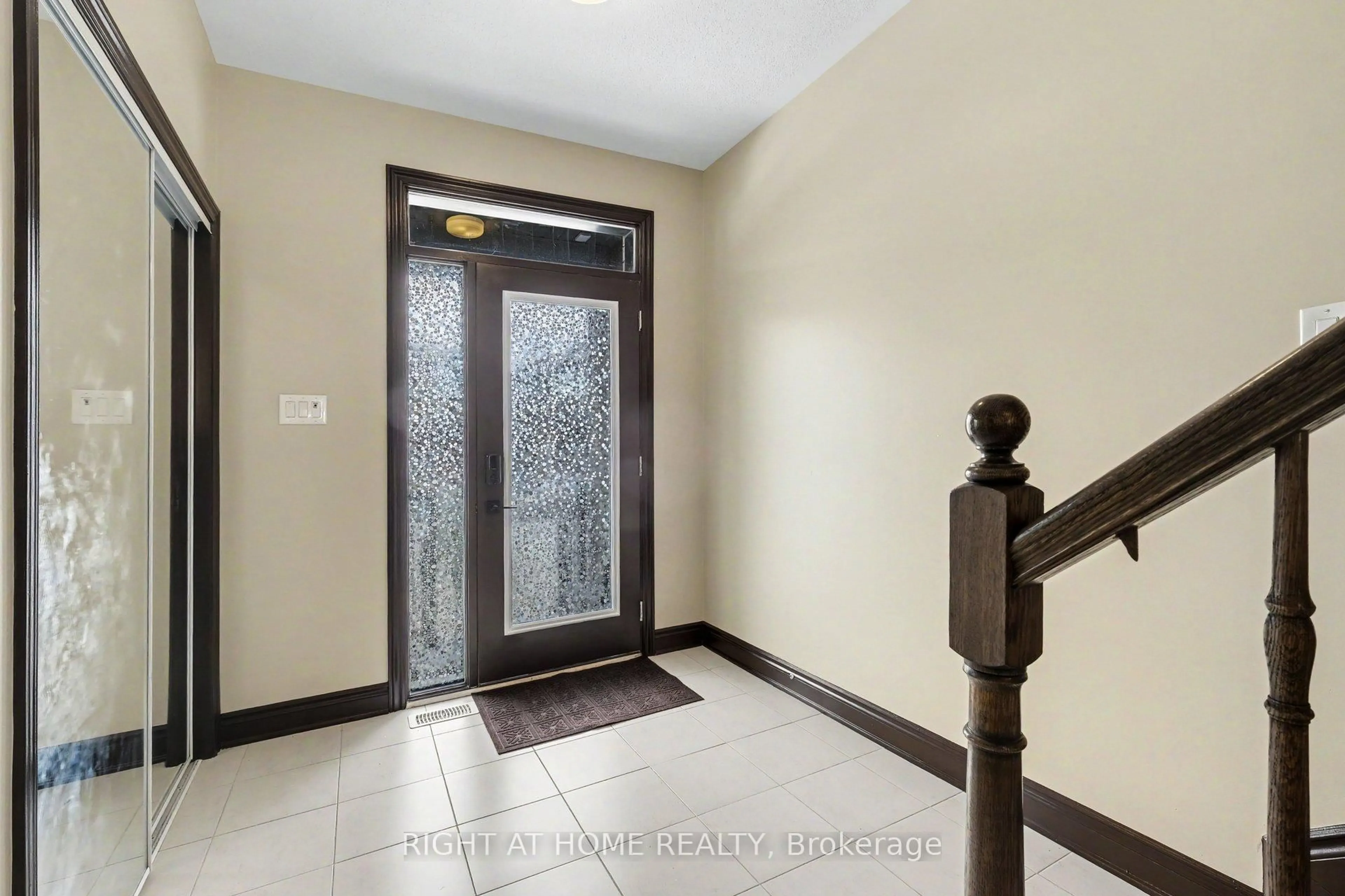 Indoor entryway for 608 Fenwick Way, Ottawa Ontario K2J 7E5