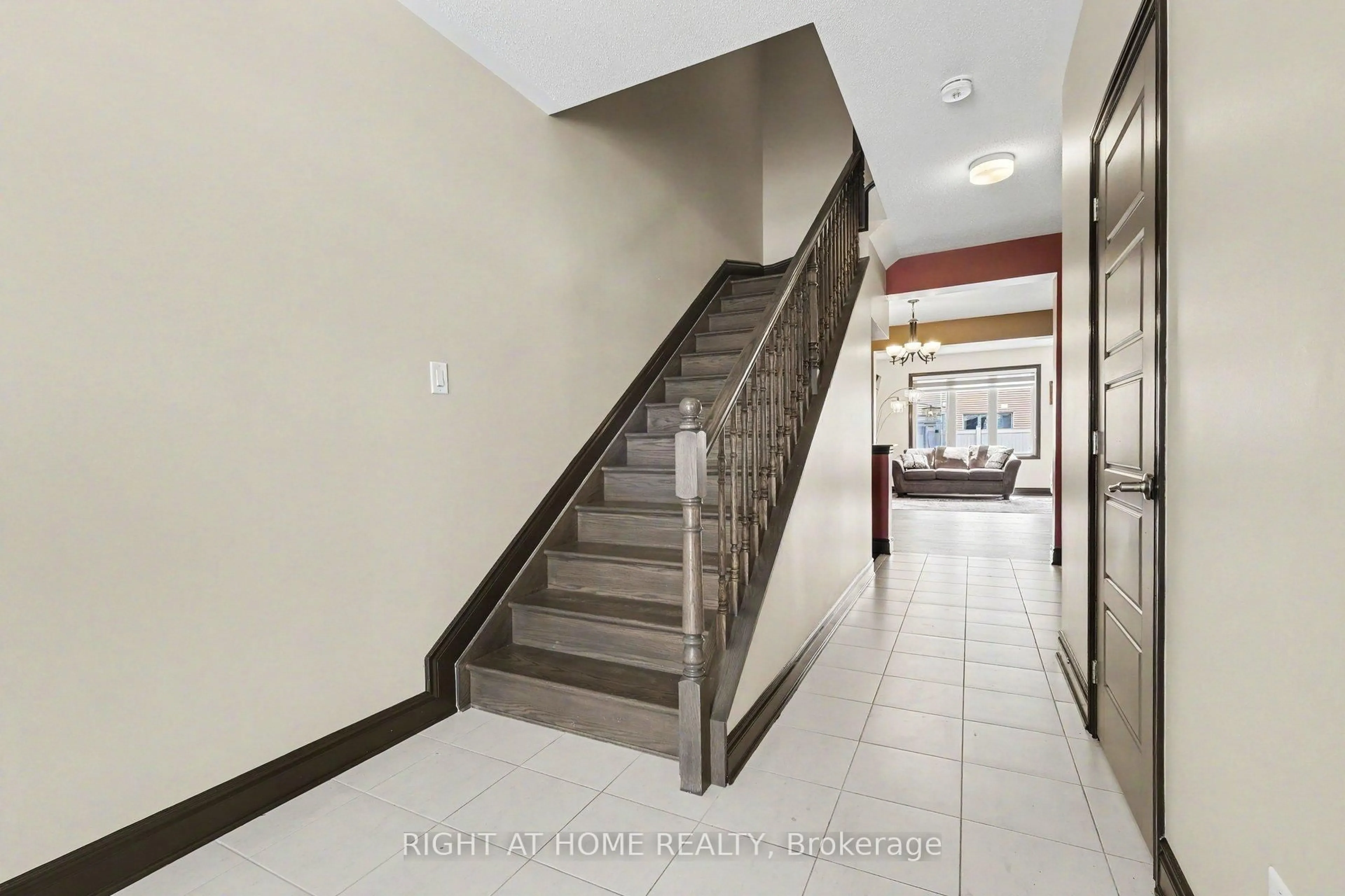 Indoor foyer for 608 Fenwick Way, Ottawa Ontario K2J 7E5