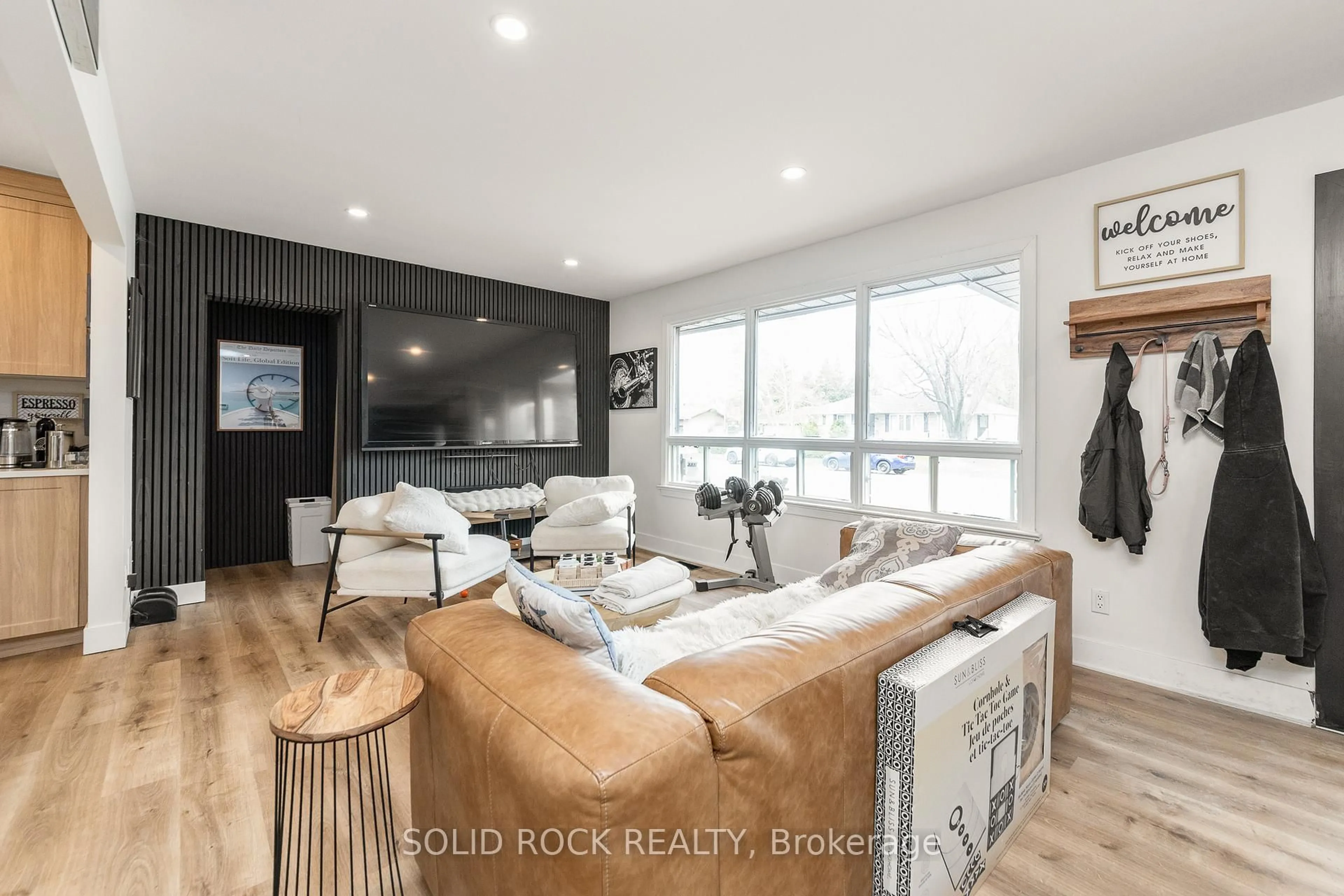 Living room with furniture, wood/laminate floor for 20 Norway Spruce St, Ottawa Ontario K2S 1P3
