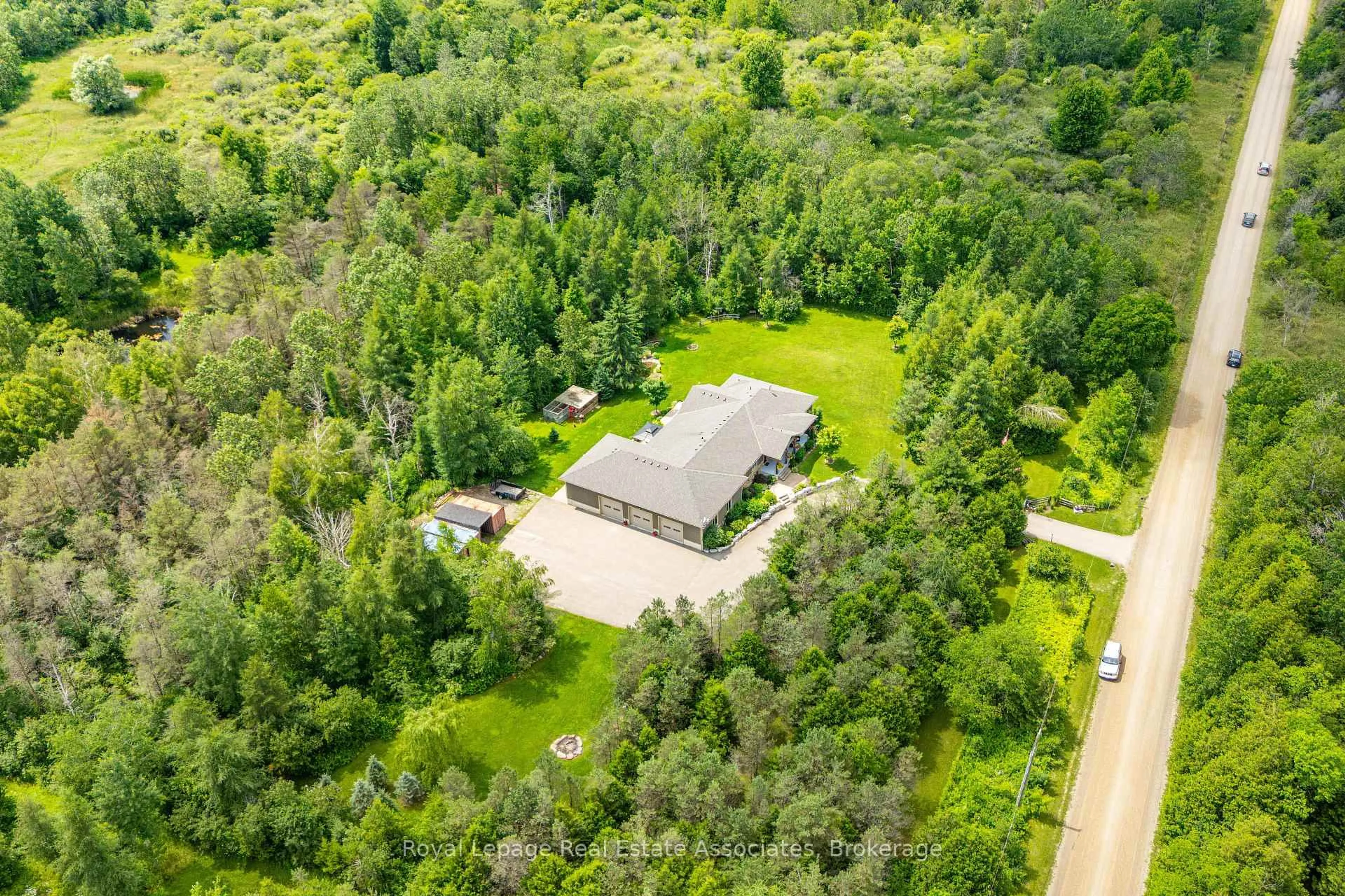 A pic from outside/outdoor area/front of a property/back of a property/a pic from drone, unknown for 5594 First Line, Erin Ontario L0N 1N0