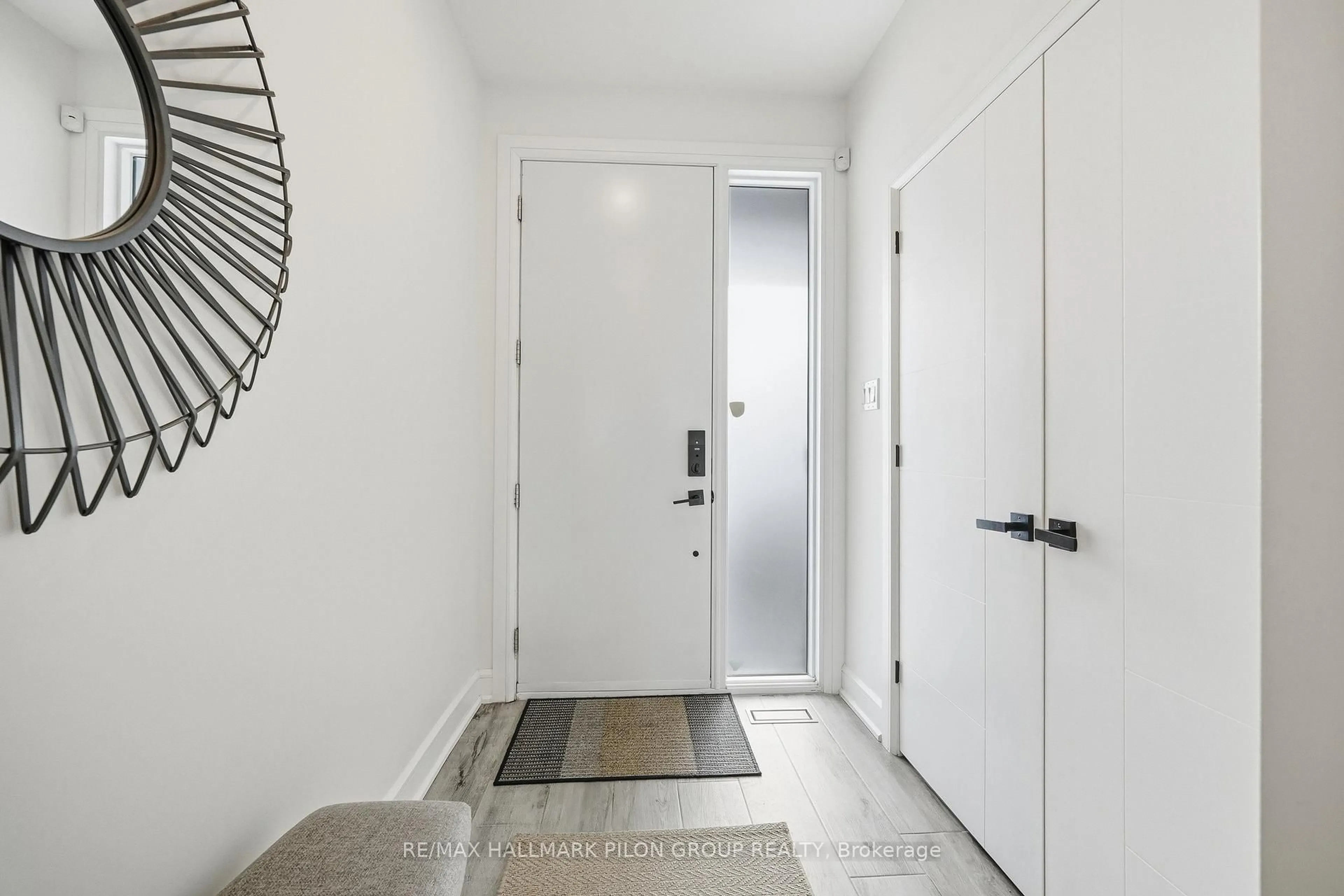 Indoor entryway for 559 Mutual St, Ottawa Ontario K1K 1C5