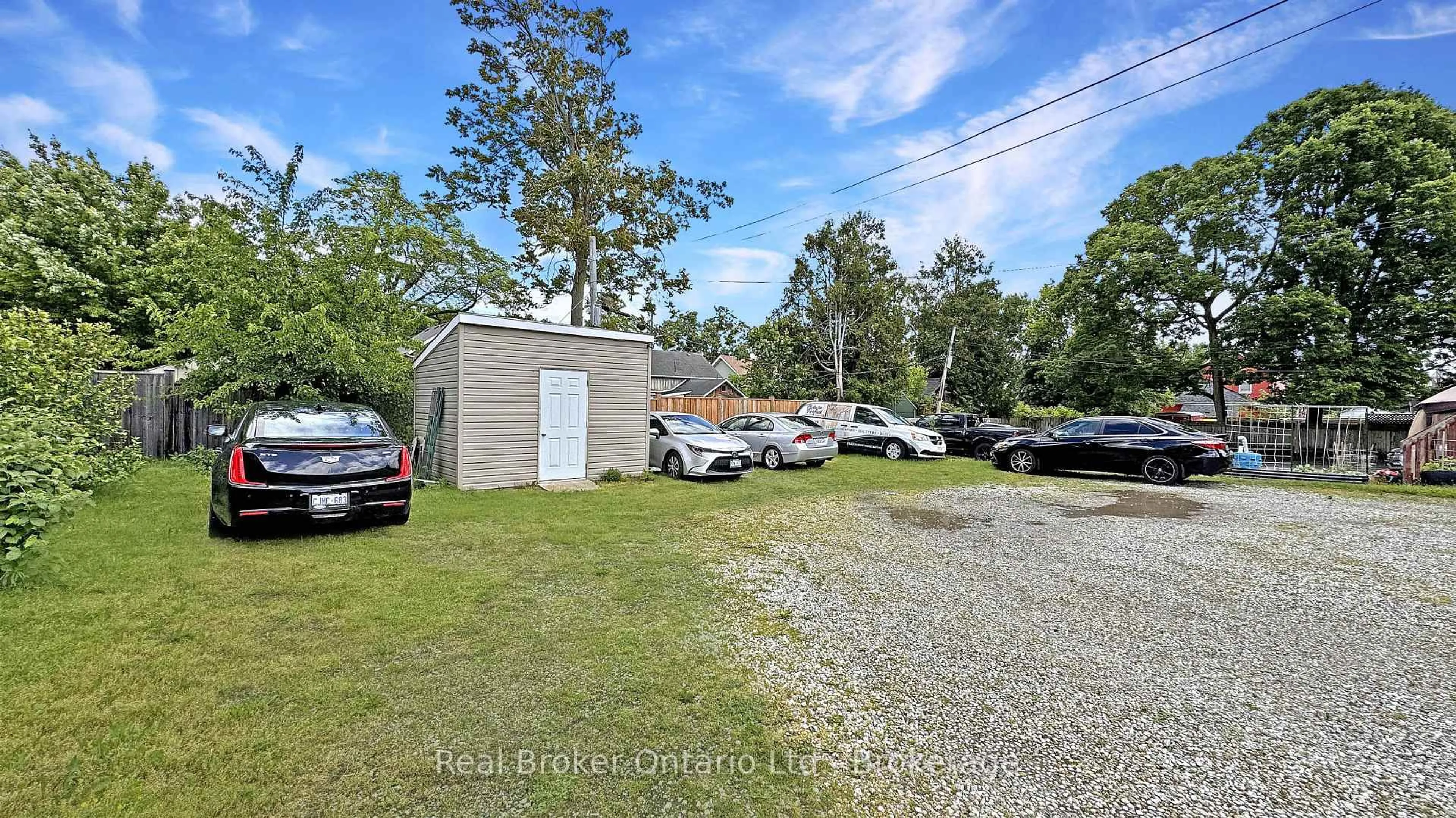 A pic from outside/outdoor area/front of a property/back of a property/a pic from drone, street for 275 Brant Ave, Brantford Ontario N3T 3J6