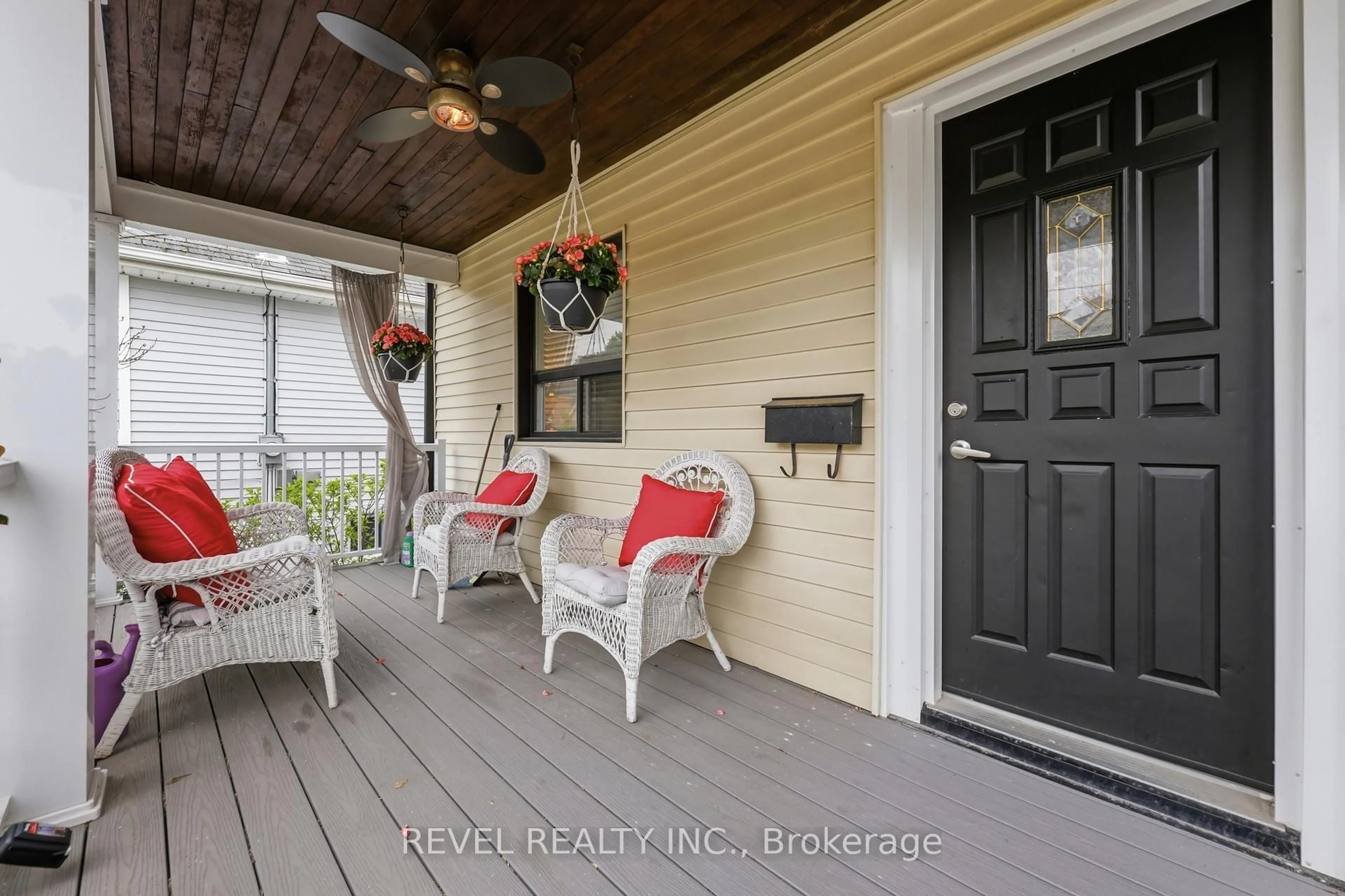 Indoor entryway for 21 Berryman Ave, St. Catharines Ontario L2R 3W8